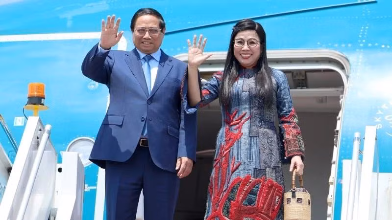 Le Premier ministre Pham Minh Chinh et son épouse ont conclu leur visite officielle en Malaisie et ont assisté au 46e sommet de l'ASEAN. Photo : NDEL.
