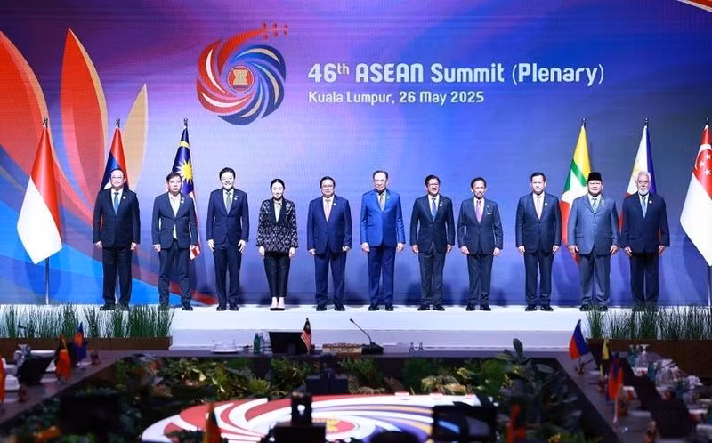 Le Premier ministre Pham Minh Chinh et les dirigeants des pays de l'ASEAN et du Timor-Leste assistent à la séance plénière du 46e sommet de l'ASEAN. Photo : VNA.