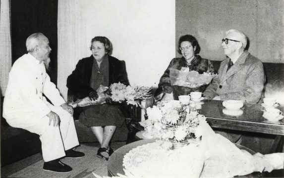 L’oncle Hô et la famille de l’avocat Loseby en 1960. Photo d'archives : Musée Hô Chi Minh.
