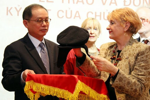 Le chapeau souvenir du Président Hô Chi Minh, soigneusement conservé par la famille de Pierre Biquard, est resté intact malgré les années. Photo : baophapluat.vn
