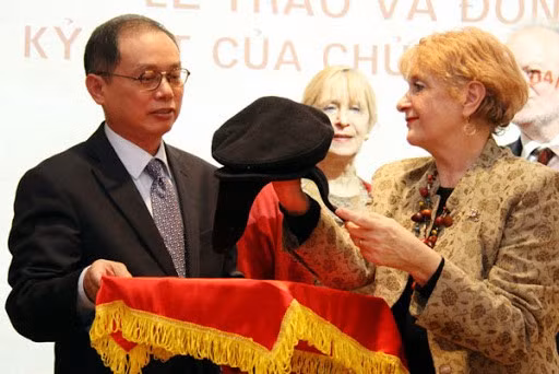 Le chapeau souvenir du Président Hô Chi Minh, soigneusement conservé par la famille de Pierre Biquard, est resté intact malgré les années. Photo : baophapluat.vn Le chapeau souvenir du Président Hô Chi Minh, soigneusement conservé par la famille de Pierre Biquard, est resté intact malgré les années. Photo : baophapluat.vn