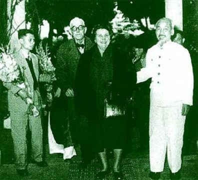 Le Président Hô Chi Minh s’est personnellement rendu à l’aéroport de Gia Lâm, à Hanoï, pour accueillir la famille de l’avocat Loseby. Photo d'archives : Musée Hô Chi Minh.