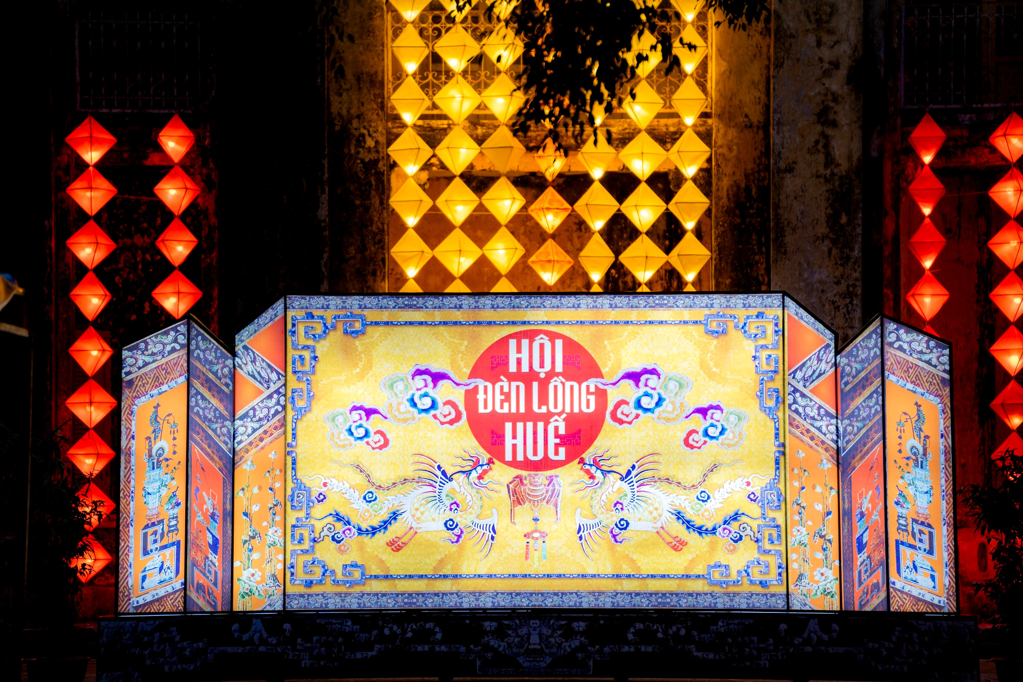 La Cité impériale de Huê s’illumine lors de la Fête de la mi-automne ảnh 1