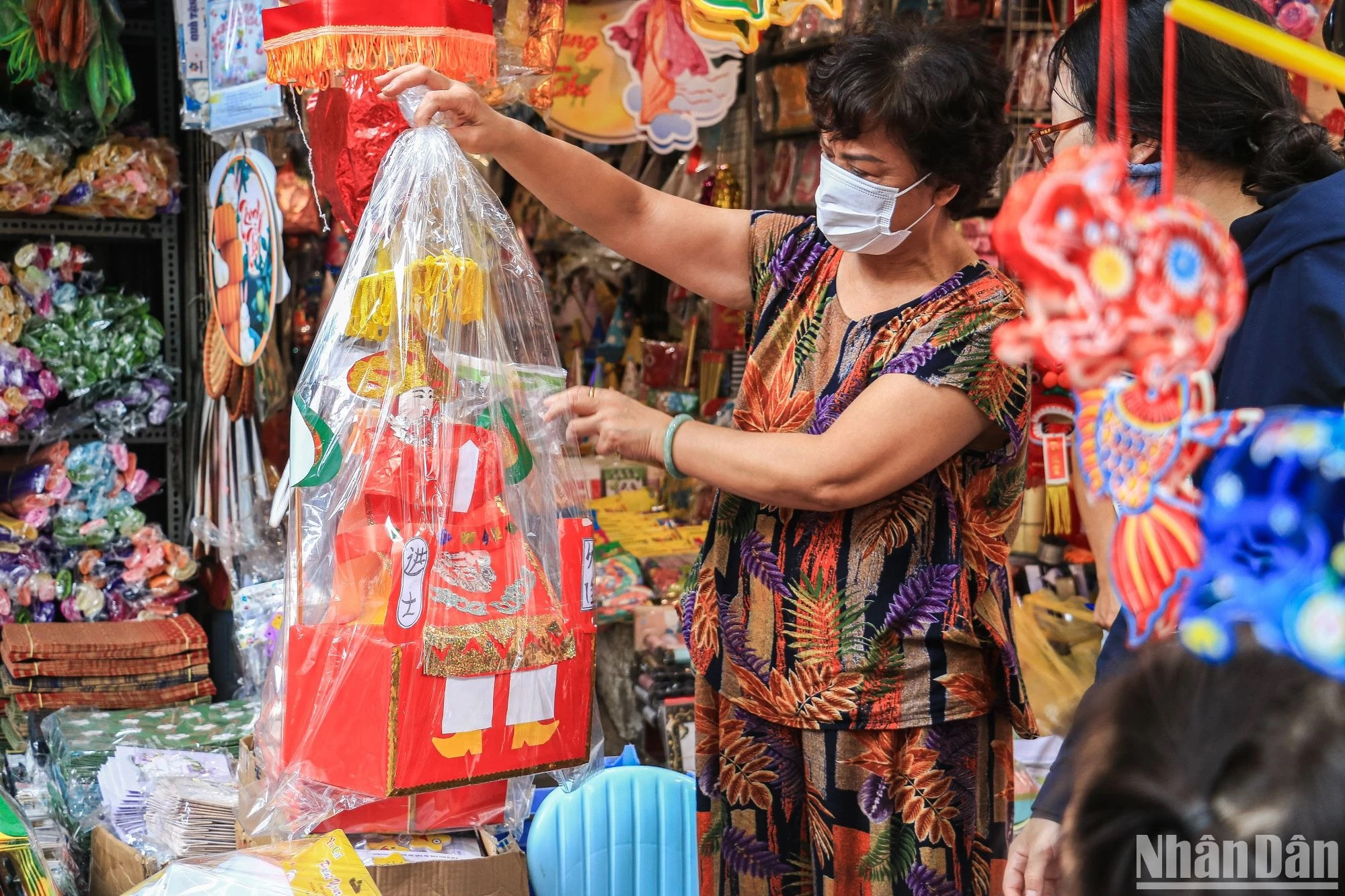 Hanoï : les jouets traditionnels de la Fête de la mi-automne inondent la rue Hàng Ma ảnh 6 Hanoï : les jouets traditionnels de la Fête de la mi-automne inondent la rue Hàng Ma ảnh 6