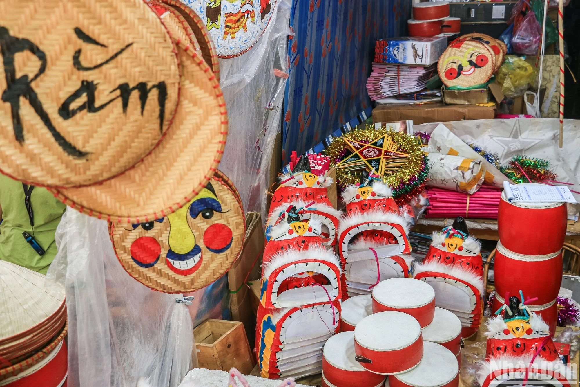 Hanoï : les jouets traditionnels de la Fête de la mi-automne inondent la rue Hàng Ma ảnh 8 Hanoï : les jouets traditionnels de la Fête de la mi-automne inondent la rue Hàng Ma ảnh 8