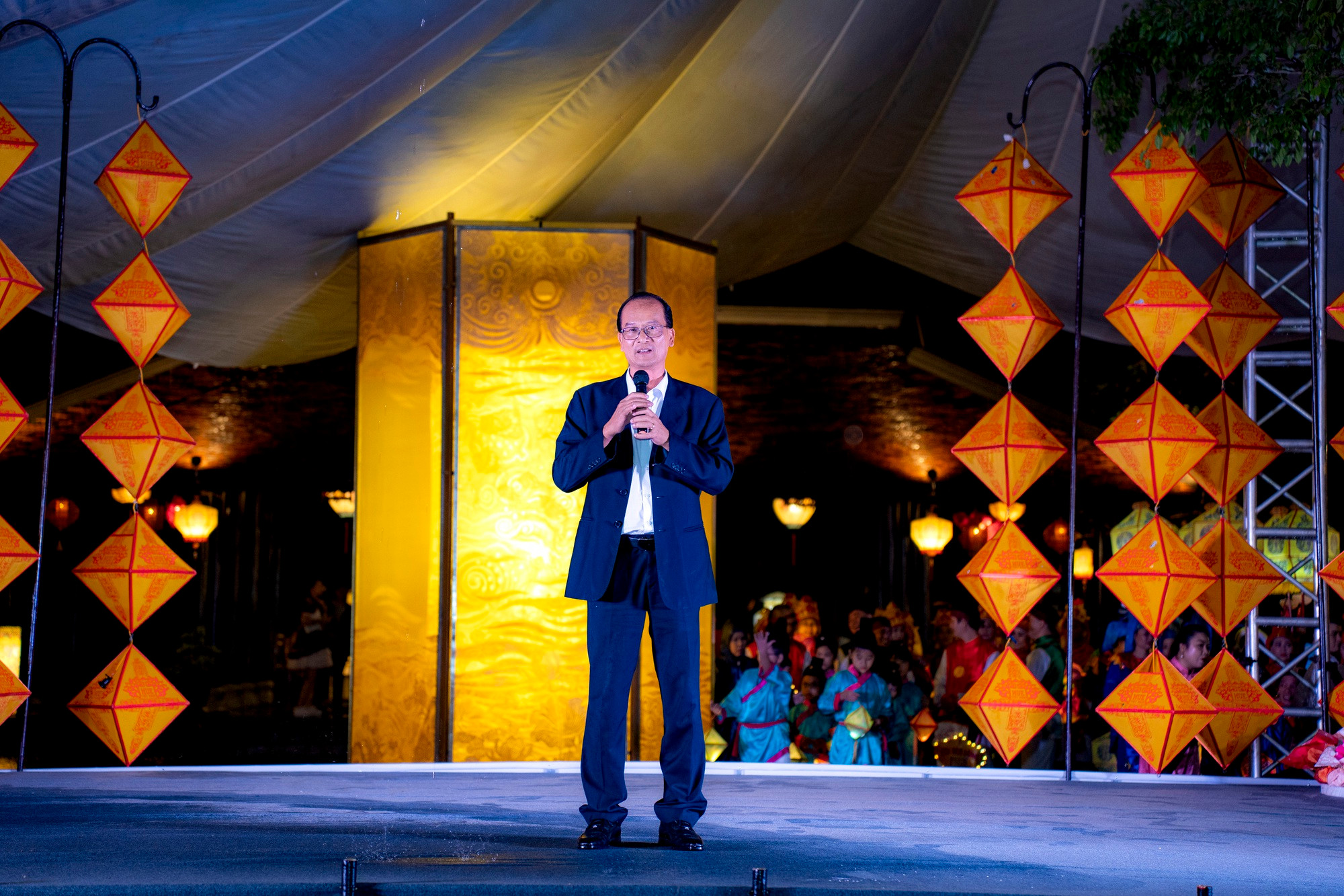 La Cité impériale de Huê s’illumine lors de la Fête de la mi-automne ảnh 12