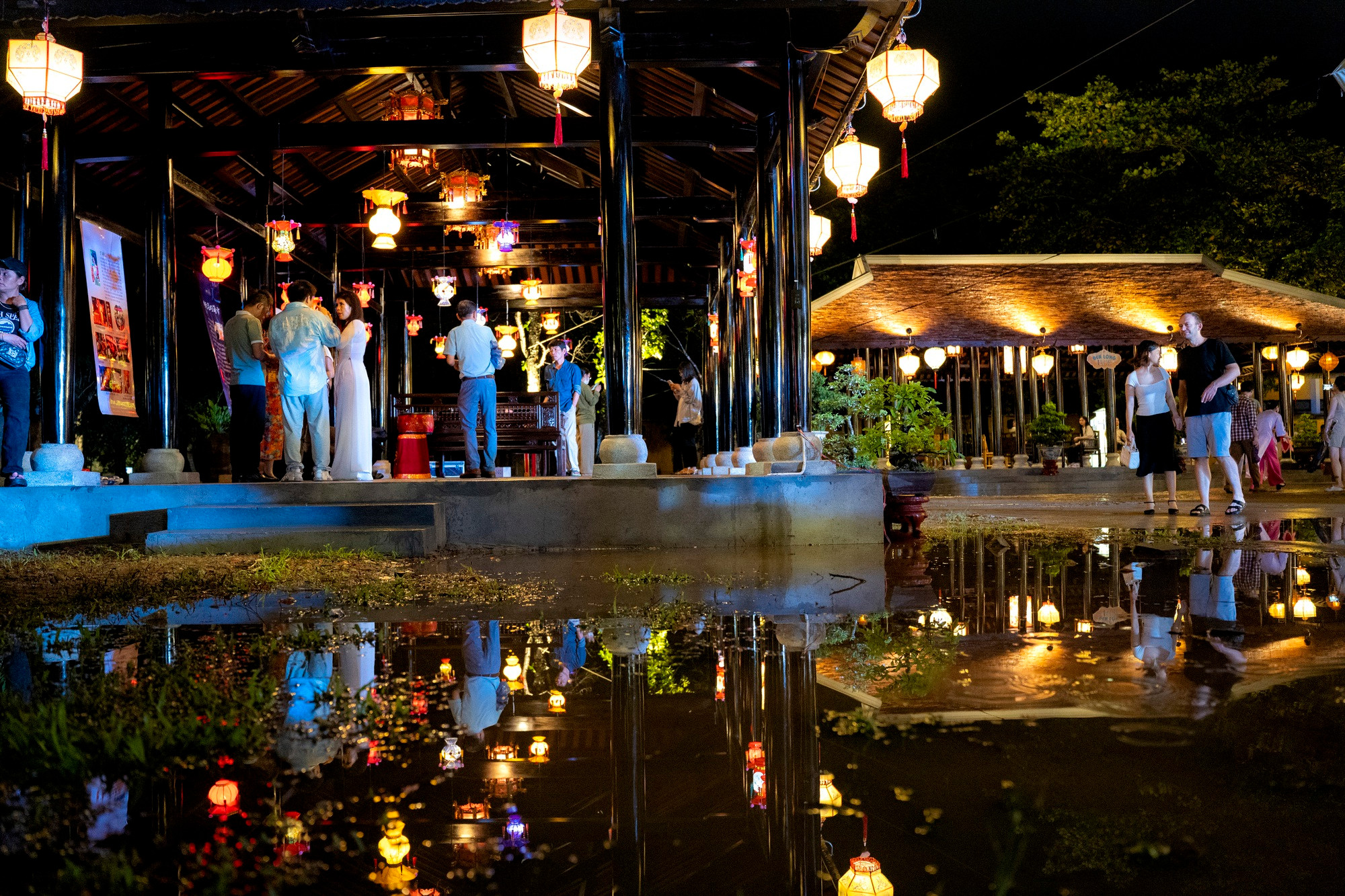 La Cité impériale de Huê s’illumine lors de la Fête de la mi-automne ảnh 2