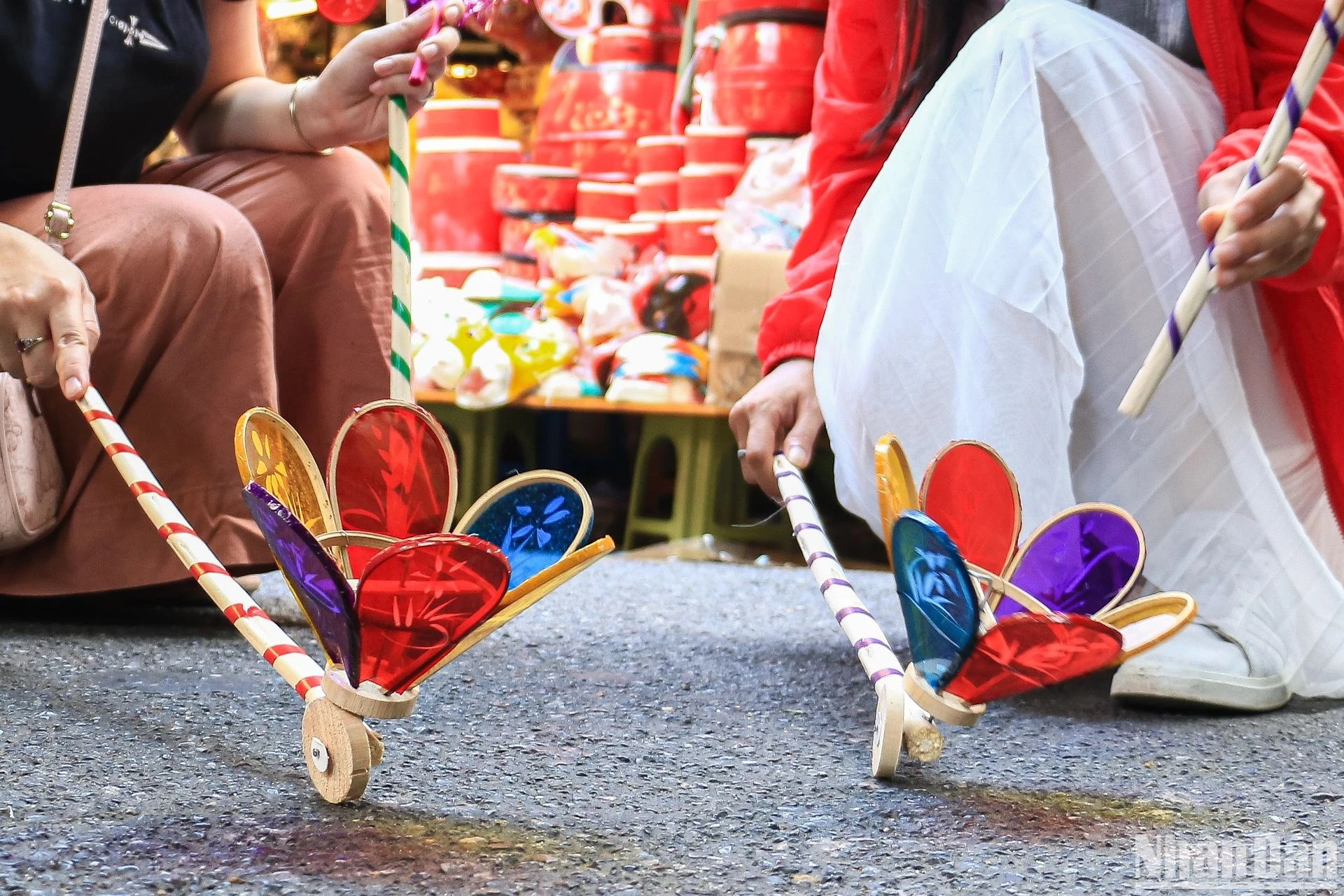 Hanoï : les jouets traditionnels de la Fête de la mi-automne inondent la rue Hàng Ma ảnh 3 Hanoï : les jouets traditionnels de la Fête de la mi-automne inondent la rue Hàng Ma ảnh 3