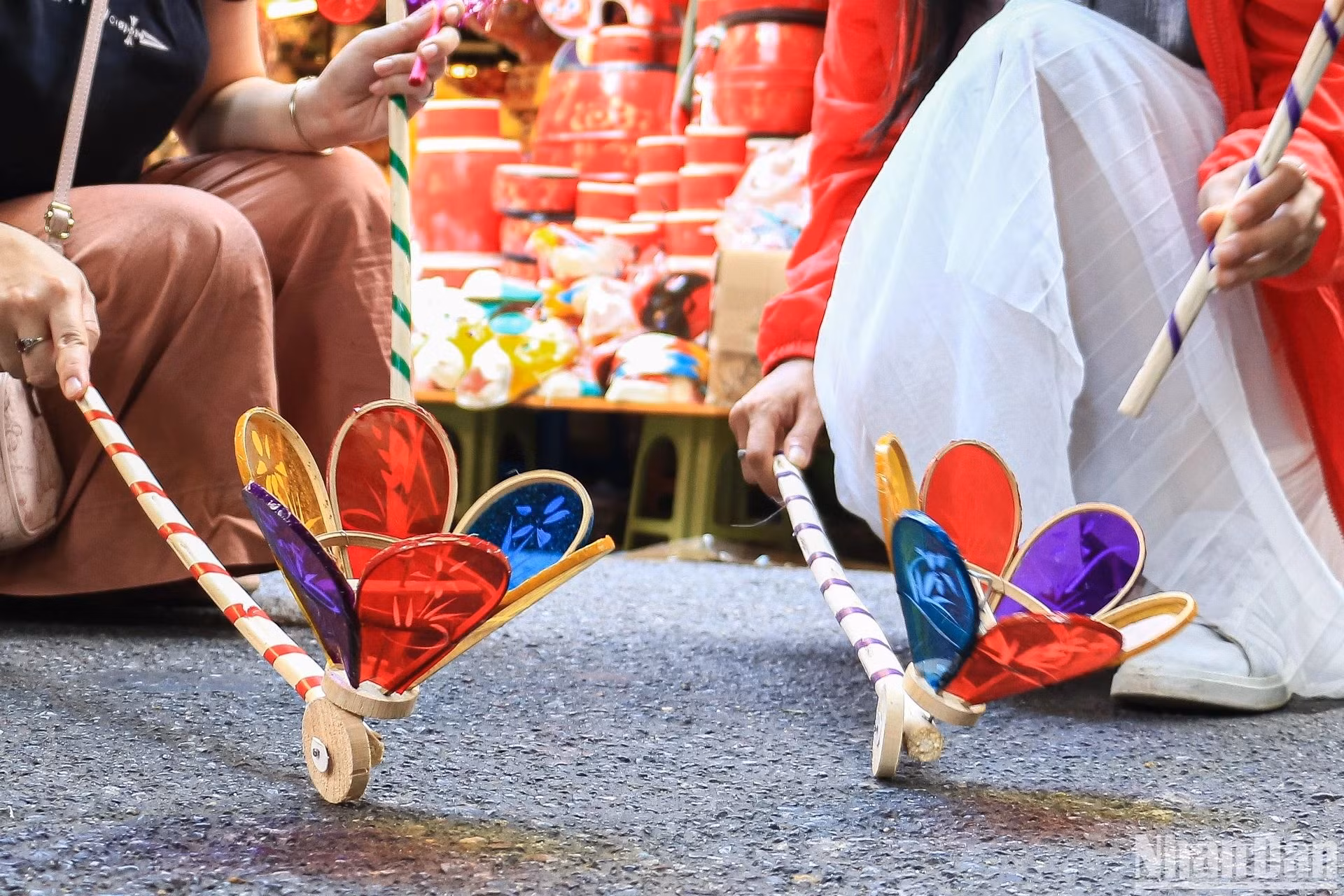 Hanoï : les jouets traditionnels de la Fête de la mi-automne inondent la rue Hàng Ma ảnh 3