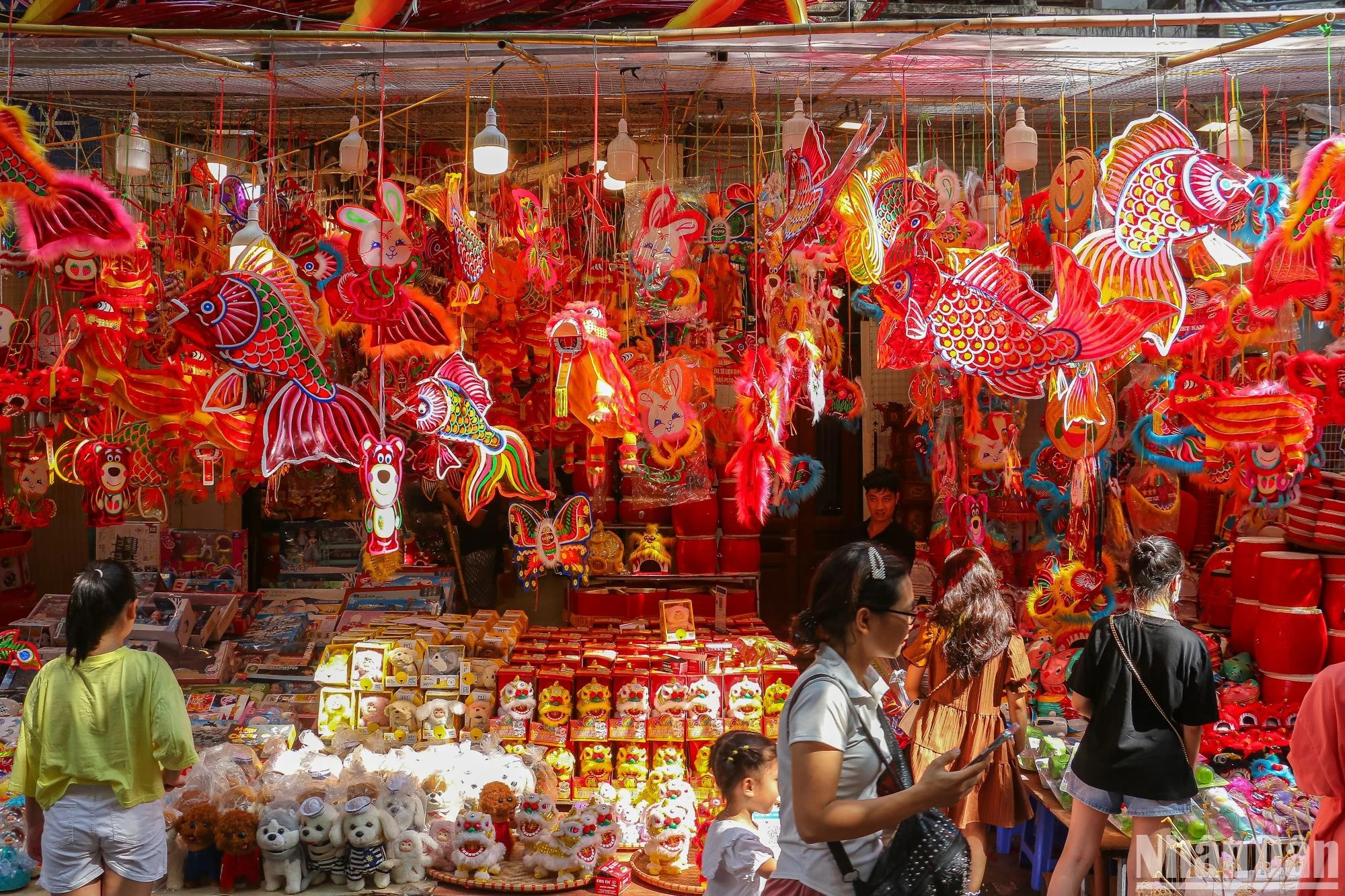 Hanoï : les jouets traditionnels de la Fête de la mi-automne inondent la rue Hàng Ma ảnh 1 Hanoï : les jouets traditionnels de la Fête de la mi-automne inondent la rue Hàng Ma ảnh 1