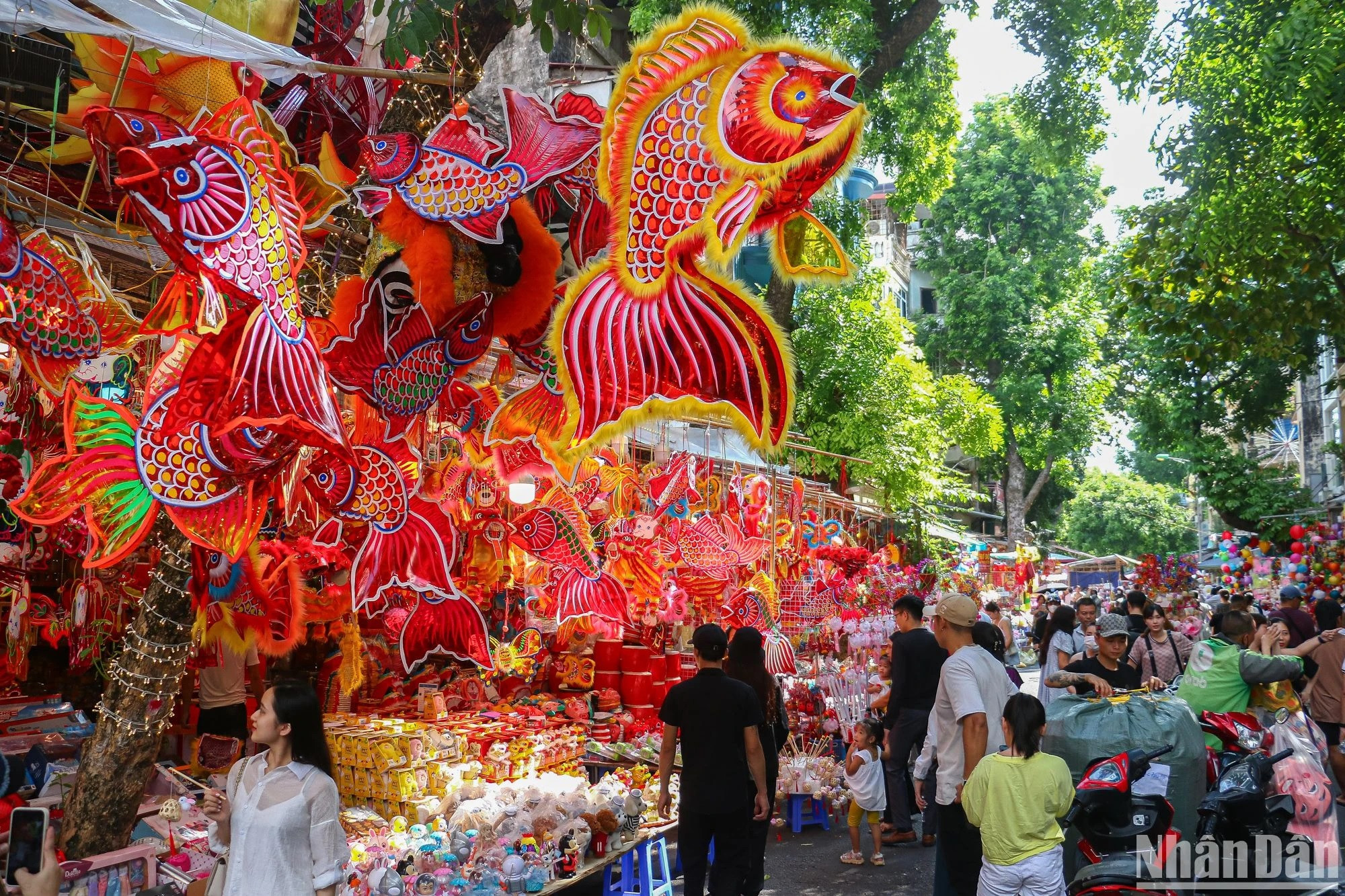Hanoï : les jouets traditionnels de la Fête de la mi-automne inondent la rue Hàng Ma ảnh 5 Hanoï : les jouets traditionnels de la Fête de la mi-automne inondent la rue Hàng Ma ảnh 5