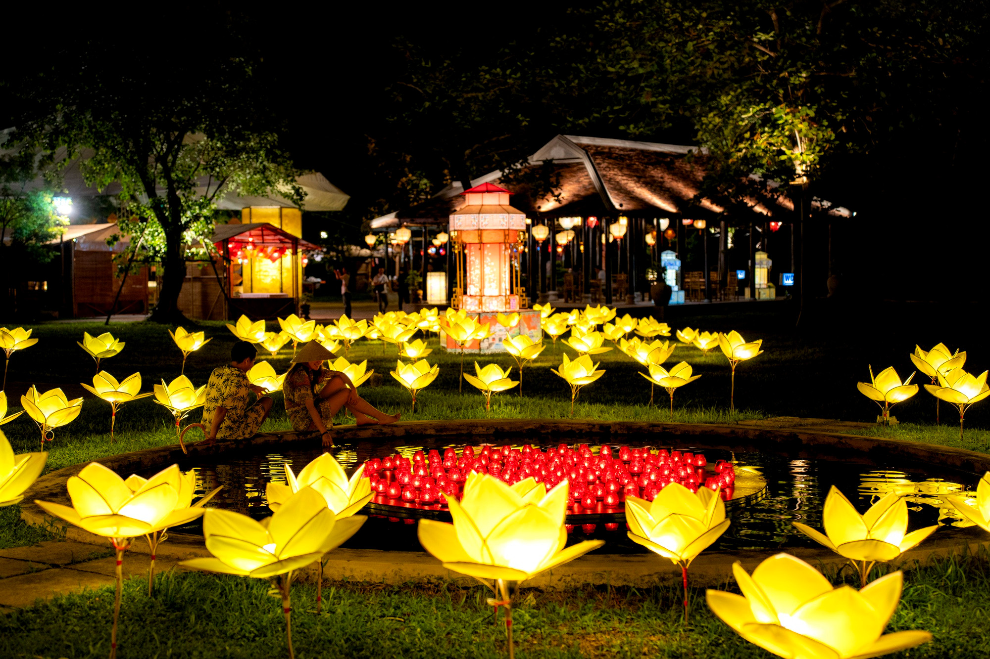 La Cité impériale de Huê s’illumine lors de la Fête de la mi-automne ảnh 3