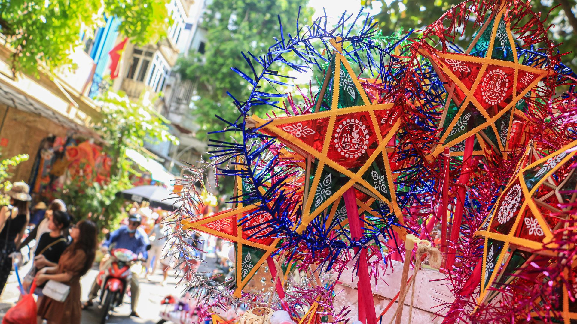 Hanoï : les jouets traditionnels de la Fête de la mi-automne inondent la rue Hàng Ma