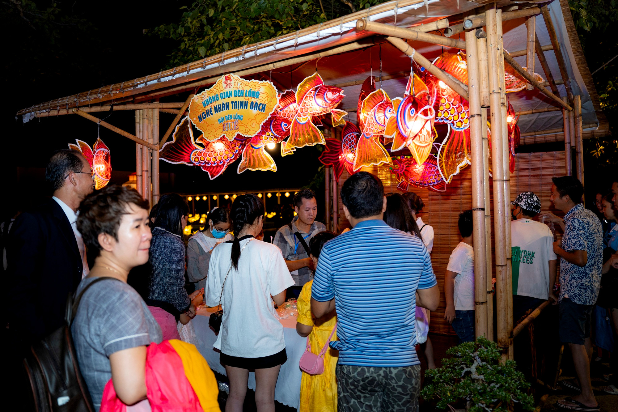 La Cité impériale de Huê s’illumine lors de la Fête de la mi-automne ảnh 9
