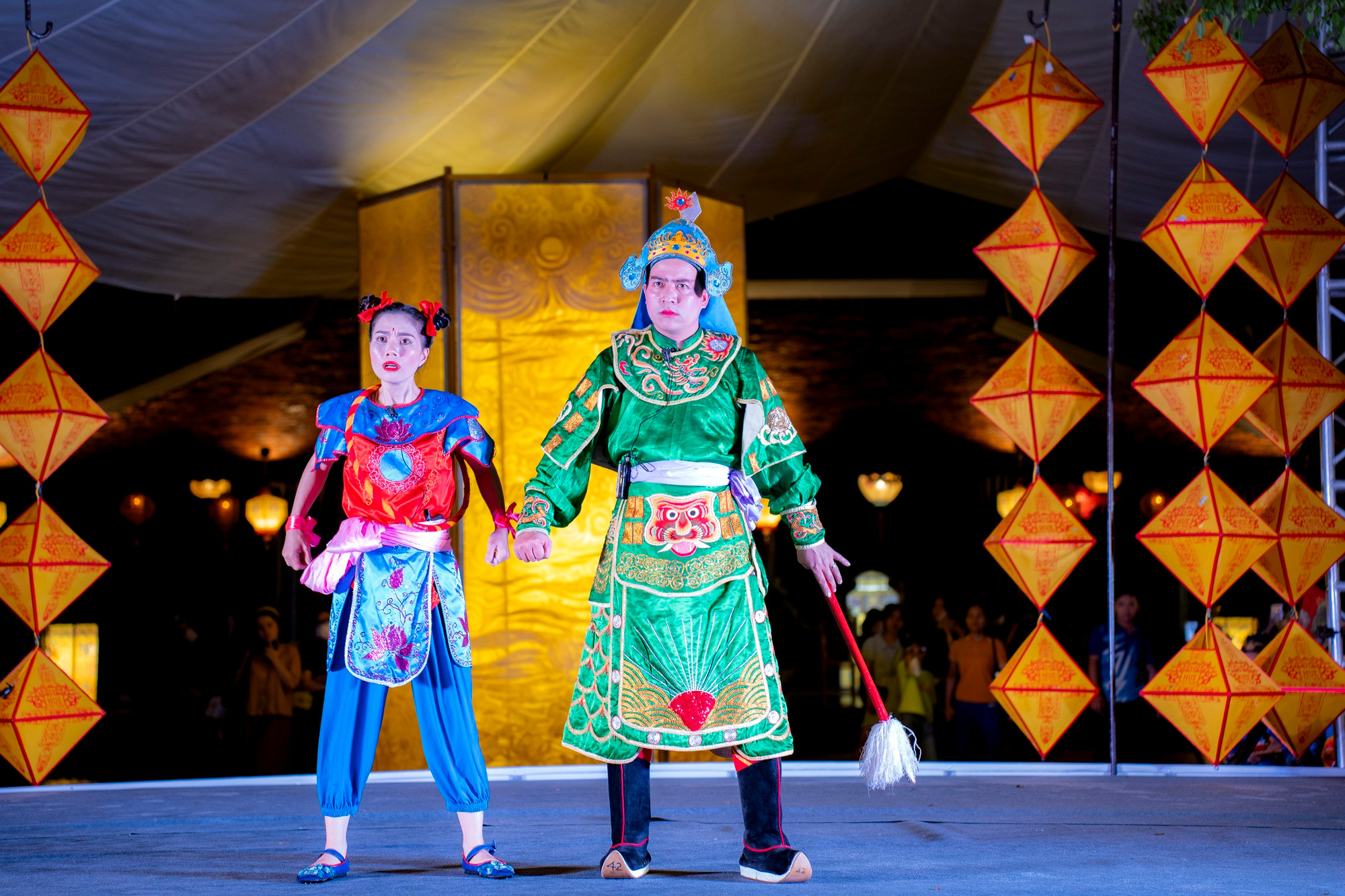 La Cité impériale de Huê s’illumine lors de la Fête de la mi-automne ảnh 11