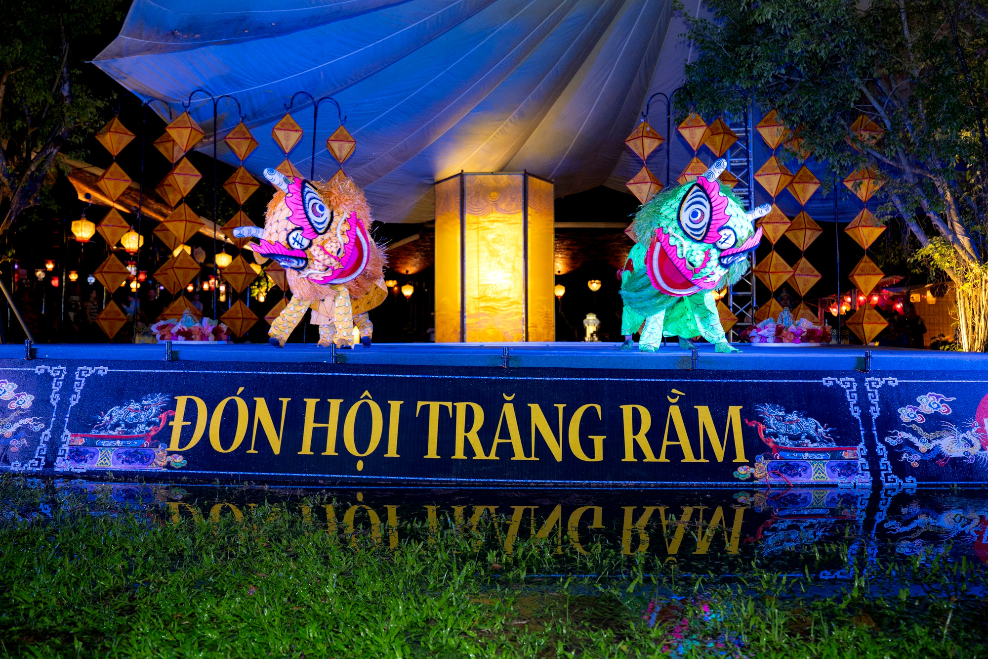 La Cité impériale de Huê s’illumine lors de la Fête de la mi-automne ảnh 10