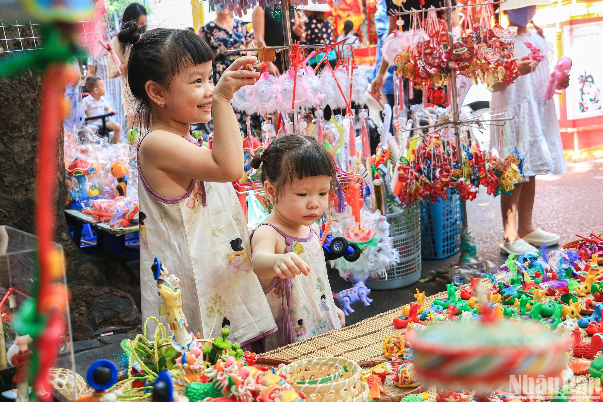Hanoï : les jouets traditionnels de la Fête de la mi-automne inondent la rue Hàng Ma ảnh 12 Hanoï : les jouets traditionnels de la Fête de la mi-automne inondent la rue Hàng Ma ảnh 12