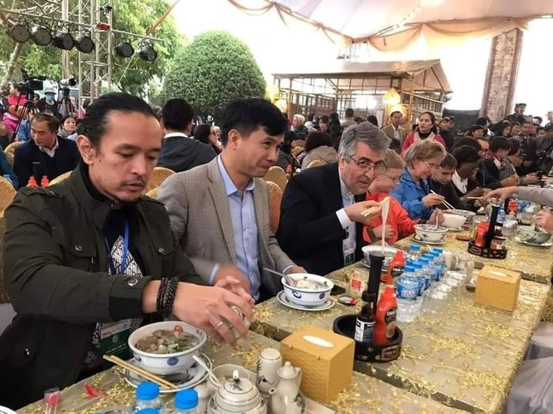 Des visiteurs goutent le phở du village de Vân Cù. Des visiteurs goutent le phở du village de Vân Cù.