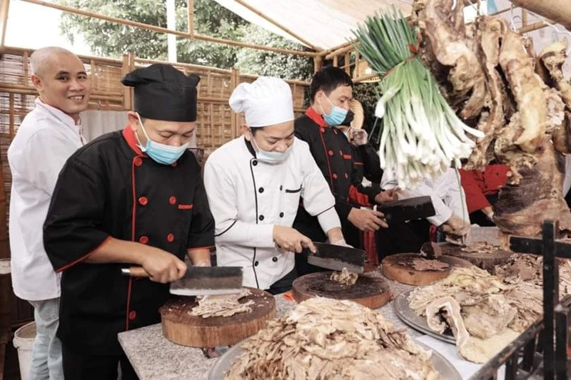 L’artisan Cô Nhu Dôi et d’autres chefs préparent des ingrédients pour servir les touristes lors du festival « Phở » 2022. L’artisan Cô Nhu Dôi et d’autres chefs préparent des ingrédients pour servir les touristes lors du festival « Phở » 2022.