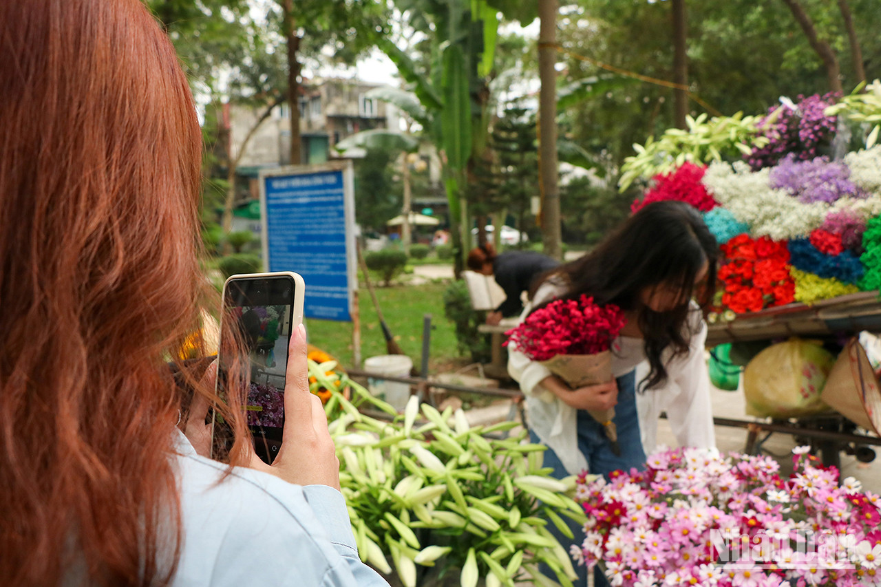 Les jeunes prennent des photos avec des paniers de fleurs ambulants. Les jeunes prennent des photos avec des paniers de fleurs ambulants.