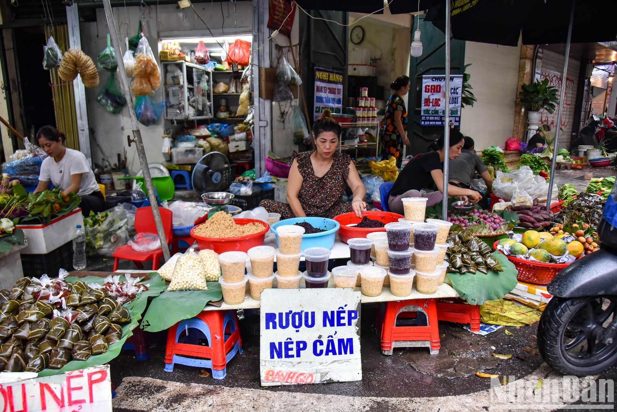 Suivant les traditions du peuple vietnamien, le cinquième jour du cinquième mois lunaire, la population prépare un plateau d’offrandes avec des fruits, du ruou nep et du gâteau gio, entre autres, pour éliminer les insectes qui endommagent les cultures et prévenir les maladies du corps.