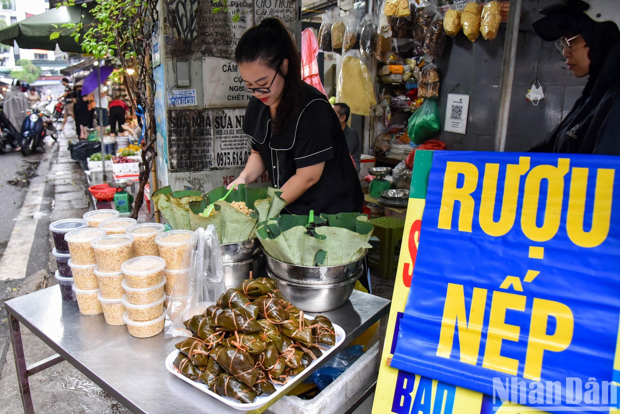 Dès le matin, au marché de Hang Be, dans le district de Hoan Kiem, les commerçants préparaient des produits du Tet Doan Ngo tels que du ruou nep, des fruits et du gâteau gio (un gâteau à base de riz gluant trempé dans de l’eau de cendre).