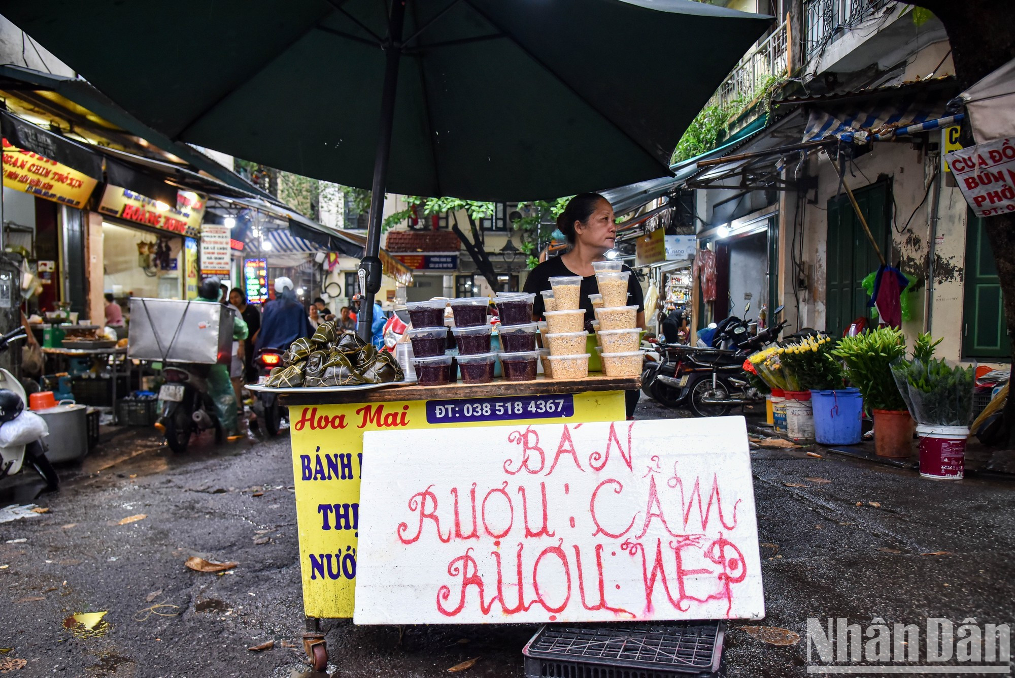 Les commerçants préemballent le ruou nep dans de petites boîtes de 200 grammes ou 0,5 kilogramme.