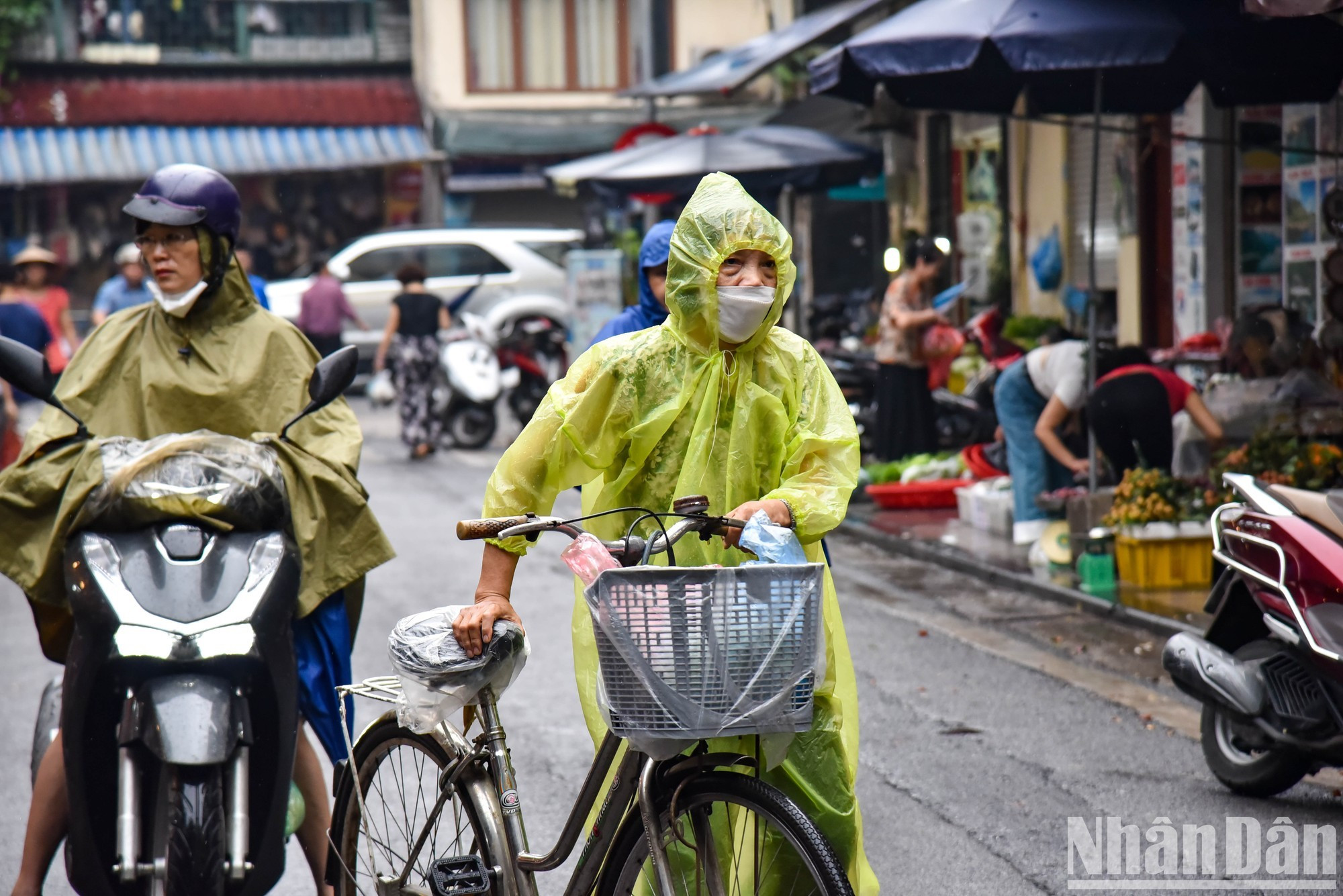 Comme le Têt Doan Ngo de cette année tombe un lundi, de nombreuses personnes choisissent de braver la pluie et de faire leurs courses tôt pour arriver à l’heure au travail.