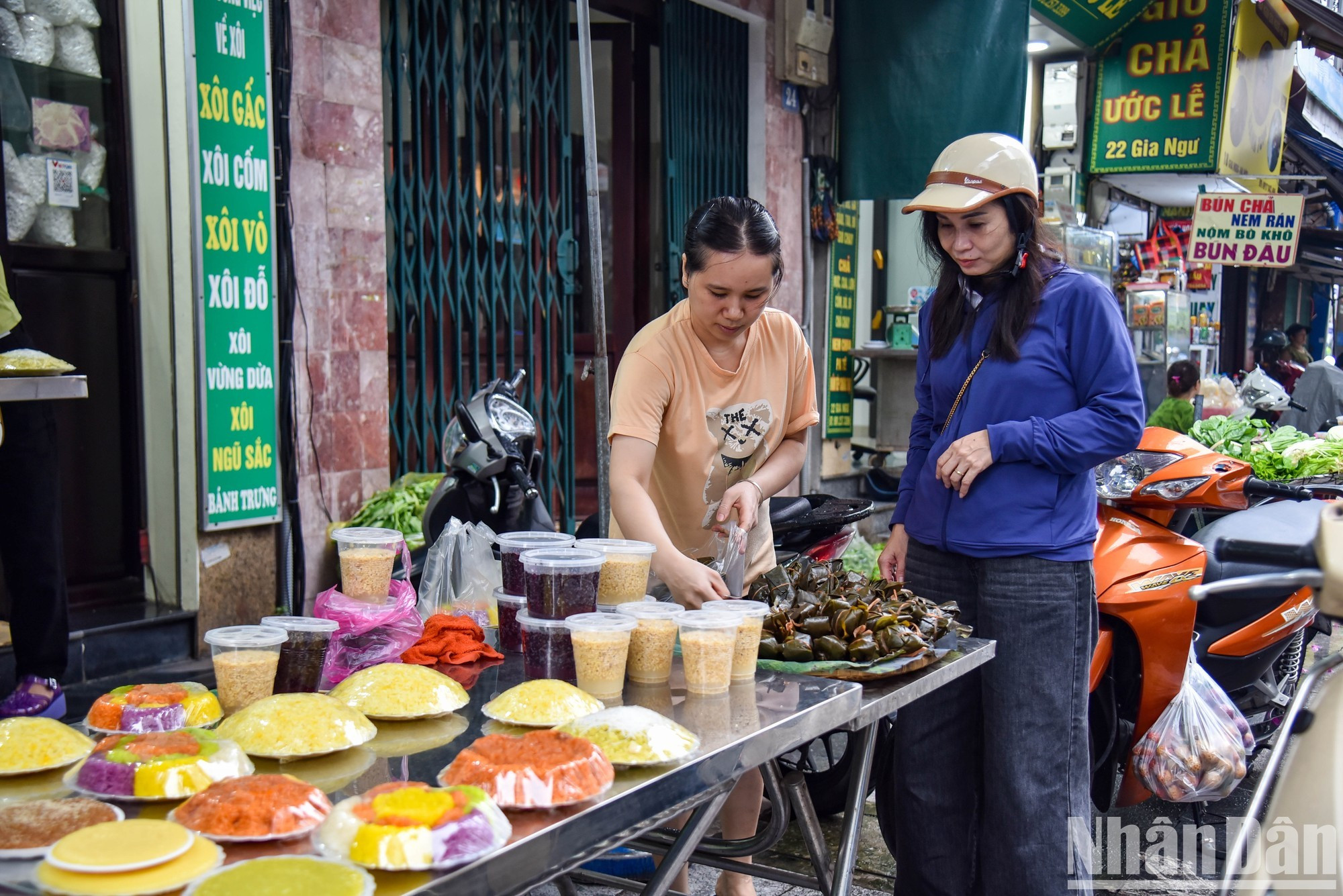 A huit heures du matin, alors que la pluie s’est arrêtée, le marché est rempli de clients.