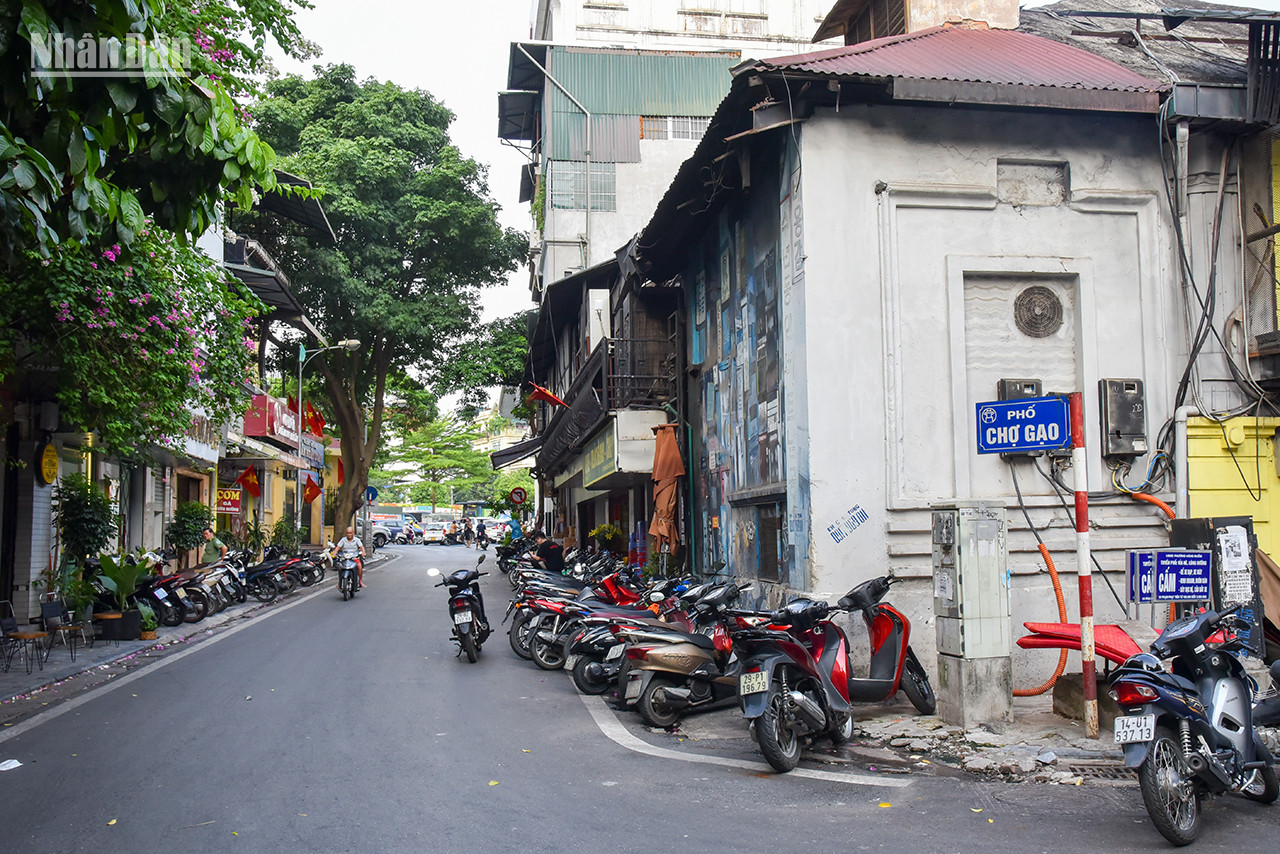 La rue Cho Gao (Marché de riz), dans l’arrondissement de Hoàn Kiêm, bien qu’elle ait peu de maisons, est un lieu de commerce très fréquenté. Au bout de la rue, elle est reliée à un secteur commercial très ancien. Beaucoup de gens y viennent faire des affaires. La rue Cho Gao (Marché de riz), dans l’arrondissement de Hoàn Kiêm, bien qu’elle ait peu de maisons, est un lieu de commerce très fréquenté. Au bout de la rue, elle est reliée à un secteur commercial très ancien. Beaucoup de gens y viennent faire des affaires.