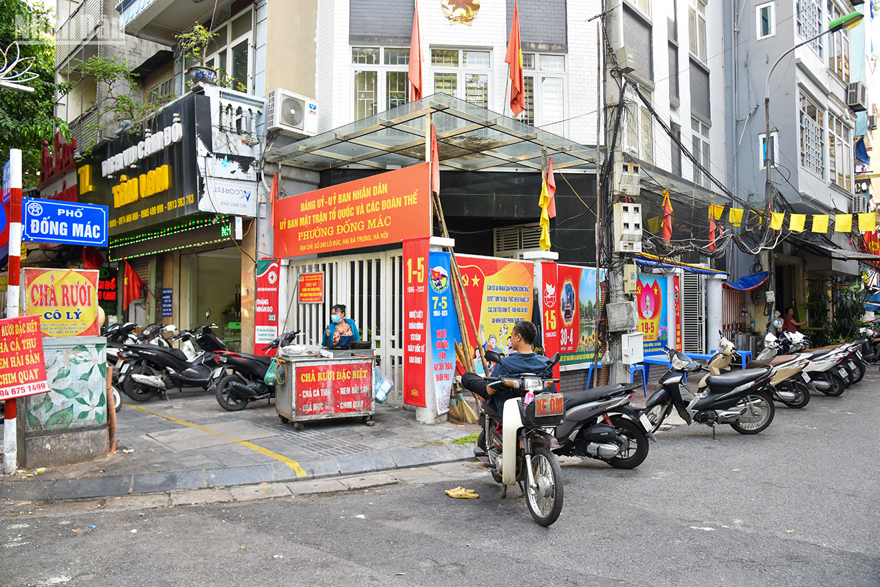 La rue Dông Mac de 60 m de long est située au bout de la rue Lo Duc, et une extrémité mène à la digue Trân Khat Chân (arrondissement de Hai Bà Trung). Dông Mac est le nom d’une porte de l’ancienne citadelle royale de Thang Long, au bout de la rue Lo Duc, adjacente à la rue Trân Khat Chân. C’était le terrain du village de Tho Lao, un hameau du village de Cam Hôi du canton de Hâu Nghiêm (ancien district de Tho Xuong), maintenant elle appartient au quartier de Dông Mac (arrondissement de Hai Bà Trung). La rue est courte, mais densément peuplée avec de nombreux services et activités de petits commerçants. La rue Dông Mac de 60 m de long est située au bout de la rue Lo Duc, et une extrémité mène à la digue Trân Khat Chân (arrondissement de Hai Bà Trung). Dông Mac est le nom d’une porte de l’ancienne citadelle royale de Thang Long, au bout de la rue Lo Duc, adjacente à la rue Trân Khat Chân. C’était le terrain du village de Tho Lao, un hameau du village de Cam Hôi du canton de Hâu Nghiêm (ancien district de Tho Xuong), maintenant elle appartient au quartier de Dông Mac (arrondissement de Hai Bà Trung). La rue est courte, mais densément peuplée avec de nombreux services et activités de petits commerçants.