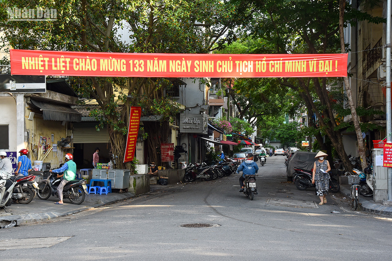 Les rues Yên Bai 1 et Yên Bai 2 sont adjacentes au marché aux puces et au marché Nguyên Công Tru, dans l’arrondissement de Hai Bà Trung. Il s’agit d’une zone commerciale animée jour et nuit, qui s’étale dans la rue et dans les ruelles, avec de nombreux magasins vendant une variété de produits tels que l’électronique, les produits mécaniques, les pièces détachées automobiles, les accessoires pour les motos, les haut-parleurs, les composants électroniques et les appareils électroménagers. Les rues Yên Bai 1 et Yên Bai 2 sont adjacentes au marché aux puces et au marché Nguyên Công Tru, dans l’arrondissement de Hai Bà Trung. Il s’agit d’une zone commerciale animée jour et nuit, qui s’étale dans la rue et dans les ruelles, avec de nombreux magasins vendant une variété de produits tels que l’électronique, les produits mécaniques, les pièces détachées automobiles, les accessoires pour les motos, les haut-parleurs, les composants électroniques et les appareils électroménagers.