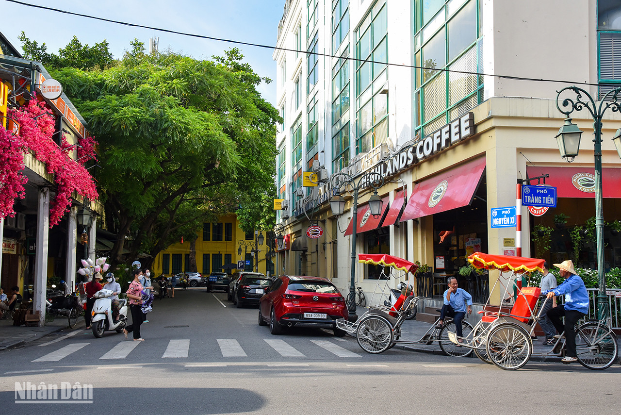 La rue Nguyên Xi, du nom d’un général célèbre sous le règne du Roi Lê Loi, mesure plus de 52 m de long. Elle relie les rues Dinh Lê et Tràng Tiên. Auparavant, elle appartenait au village de Hâu Lâu, dans le canton de Ta Tuc, ancien district de Tho Xuong. Actuellement, elle fait partie du quartier de Trang Tien, arrondissement de Hoàn Kiêm. À l’époque coloniale française, elle s’appelait la rue Jules Boissière, après la révolution, elle portait le nom de Chua Quan Thuong, et aujourd’hui Nguyên Xi. Elle est célèbre pour ses activités d’échanges de livres et de lectures de livres… et attire de nombreux visiteurs. La rue Nguyên Xi, du nom d’un général célèbre sous le règne du Roi Lê Loi, mesure plus de 52 m de long. Elle relie les rues Dinh Lê et Tràng Tiên. Auparavant, elle appartenait au village de Hâu Lâu, dans le canton de Ta Tuc, ancien district de Tho Xuong. Actuellement, elle fait partie du quartier de Trang Tien, arrondissement de Hoàn Kiêm. À l’époque coloniale française, elle s’appelait la rue Jules Boissière, après la révolution, elle portait le nom de Chua Quan Thuong, et aujourd’hui Nguyên Xi. Elle est célèbre pour ses activités d’échanges de livres et de lectures de livres… et attire de nombreux visiteurs.