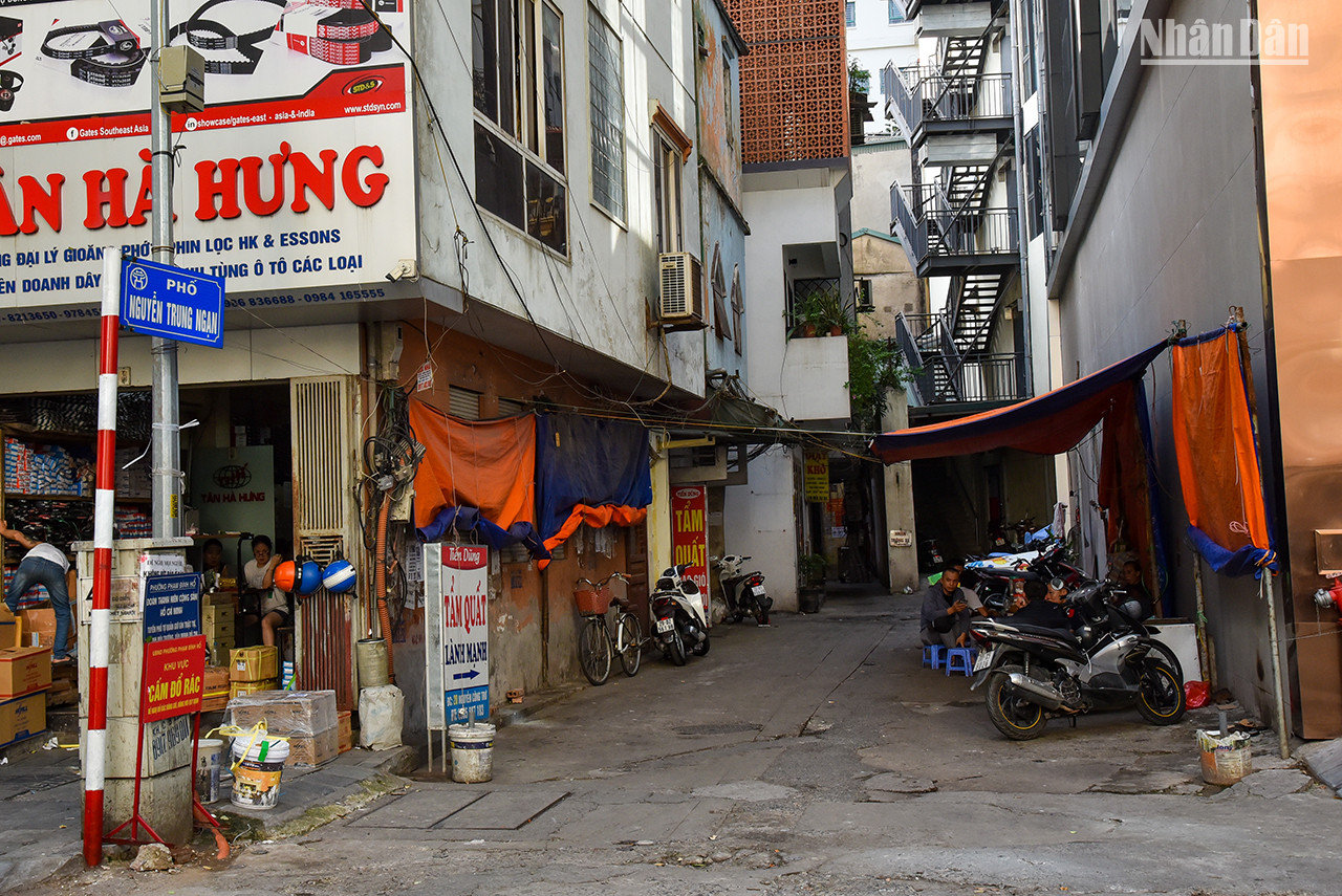 La rue Nguyên Trung Ngan mesure 46 mètres de long et 3 mètres de large dans le quartier Pham Dinh Hô (arrondissement de Hai Bà Trung). Elle porte le nom de Nguyên Trung Ngan (1289 - 1370), surnommé Gioi Hiên, originaire du village de Tho Hoàng (district d’An Thi, province de Hai Duong). À l’âge tendre, il était connu comme un enfant prodige. À 16 ans (1304), il a reçu le titre de docteur de deuxième grade au même concours suprême dans lequel Mac Dinh Chi a été le premier lauréat. Actuellement, des petits commerçants y exercent leur métier. La rue Nguyên Trung Ngan mesure 46 mètres de long et 3 mètres de large dans le quartier Pham Dinh Hô (arrondissement de Hai Bà Trung). Elle porte le nom de Nguyên Trung Ngan (1289 - 1370), surnommé Gioi Hiên, originaire du village de Tho Hoàng (district d’An Thi, province de Hai Duong). À l’âge tendre, il était connu comme un enfant prodige. À 16 ans (1304), il a reçu le titre de docteur de deuxième grade au même concours suprême dans lequel Mac Dinh Chi a été le premier lauréat. Actuellement, des petits commerçants y exercent leur métier.