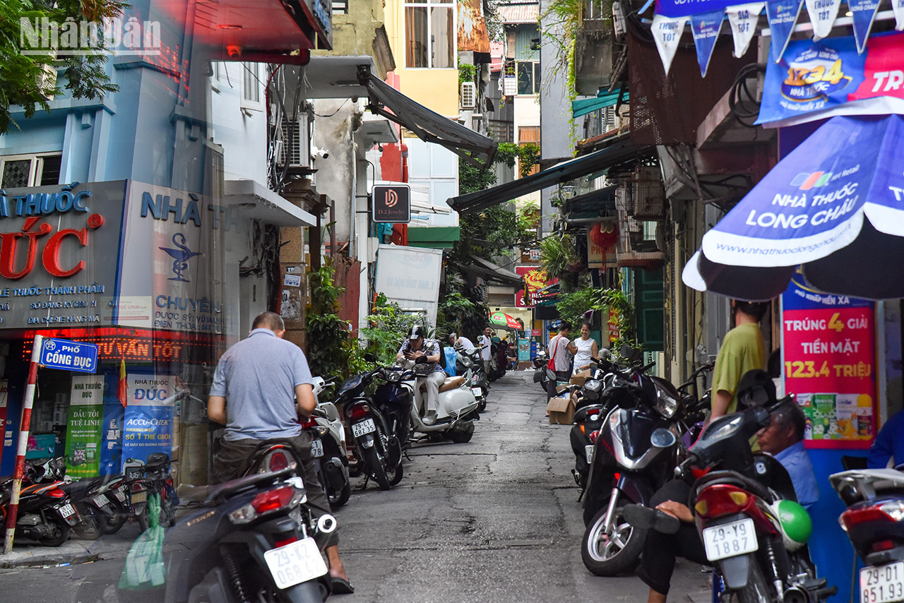 La rue Công Duc de 110 m de long, située dans le quartier de Hàng Ma (arrondissement de Hoàn Kiêm), est étroite. Elle va de l’intersection de Hàng Ma à celle de Hàng Vai. On y trouve de nombreuses pâtisseries réputées. La rue Công Duc de 110 m de long, située dans le quartier de Hàng Ma (arrondissement de Hoàn Kiêm), est étroite. Elle va de l’intersection de Hàng Ma à celle de Hàng Vai. On y trouve de nombreuses pâtisseries réputées.