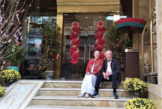 Certaines femmes étrangères revêtent également l’ao dai traditionnel vietnamien et se promènent autour du lac Hoan Kiem (Lac de l’Épée restituée). Photo : Quang Tuan/NDEL.