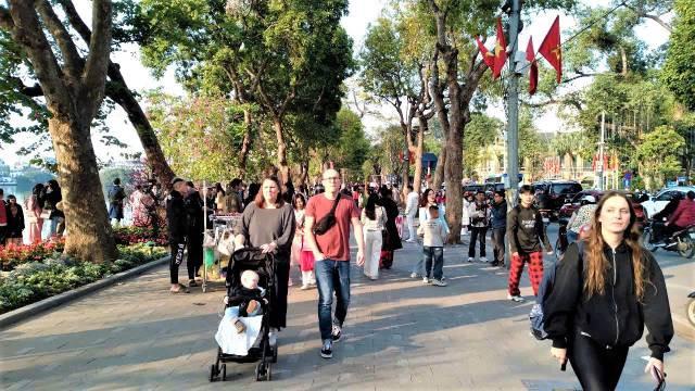 La région du lac Hoan Kiem et le vieux quartier de Hanoï sont bondés de gens, dont de nombreux étrangers. Photo : Quang Tuan/NDEL.