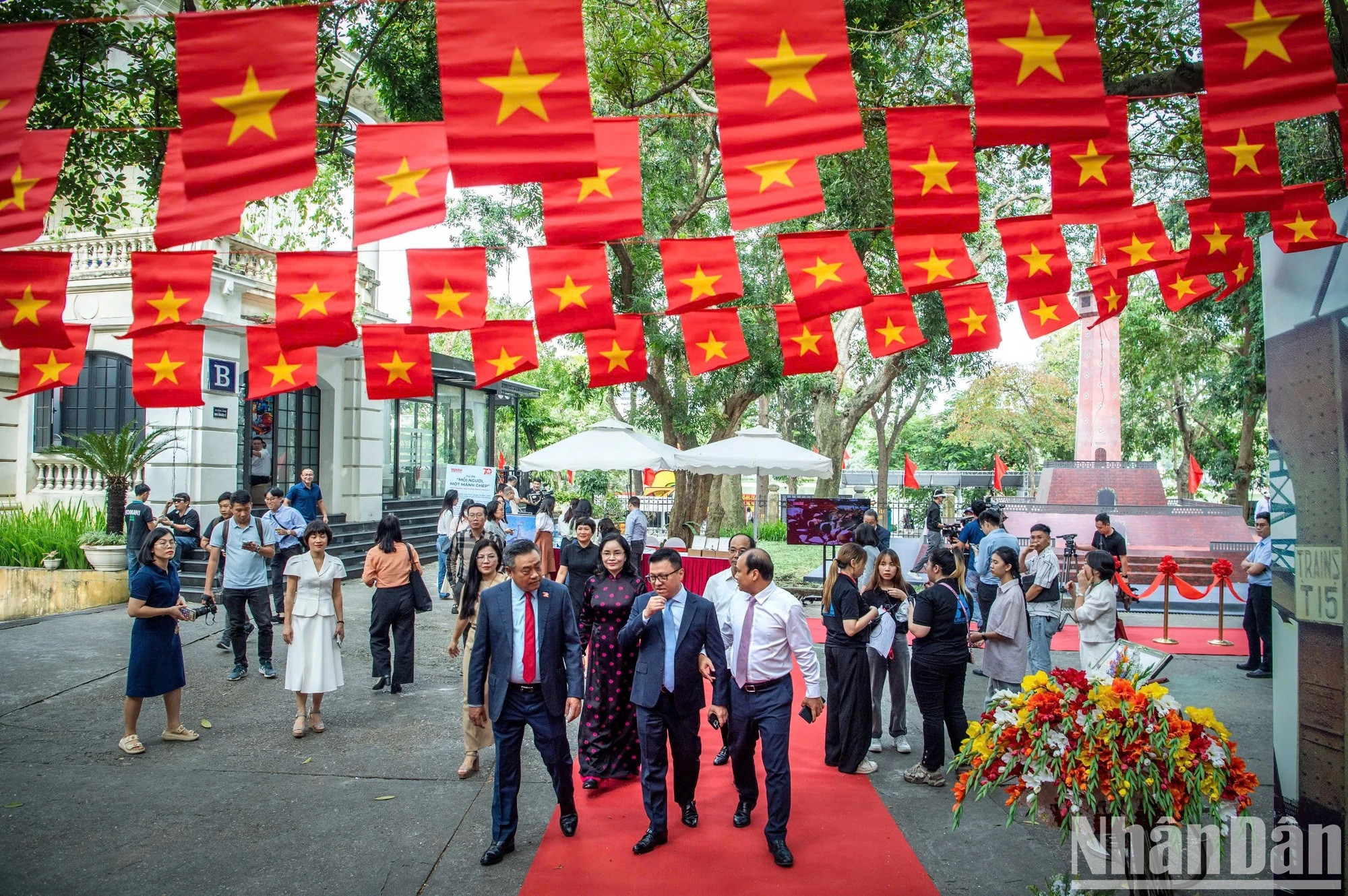 Cette exposition représente un effort du journal Nhân Dân dans sa transition numérique, alliant la presse imprimée aux technologies modernes pour offrir une nouvelle expérience et mieux atteindre le public, notamment les jeunes lecteurs, a-t-il souligné.
