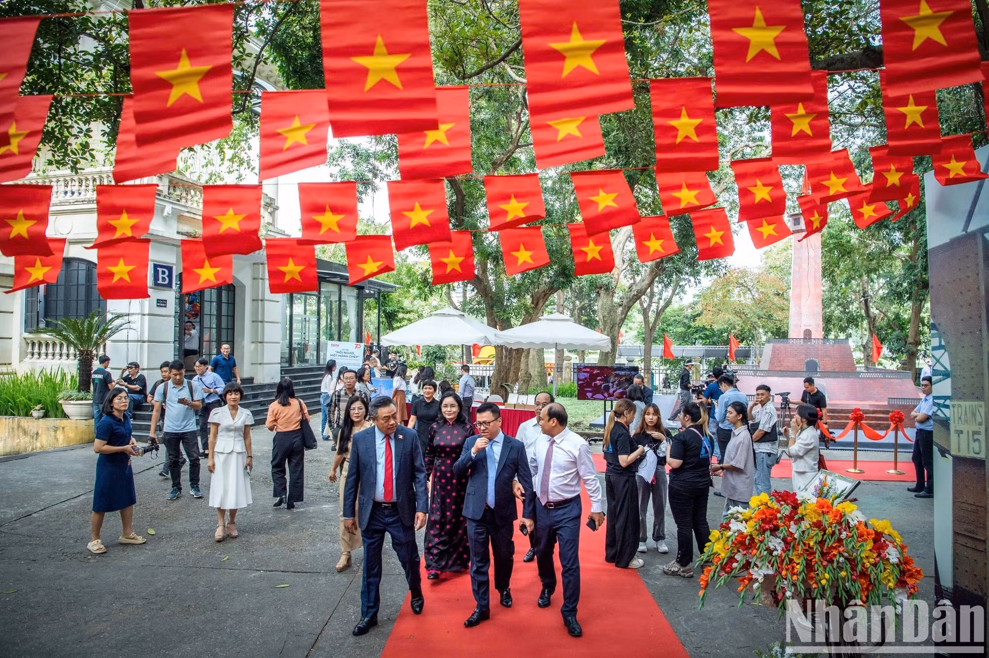 Cette exposition représente un effort du journal Nhân Dân dans sa transition numérique, alliant la presse imprimée aux technologies modernes pour offrir une nouvelle expérience et mieux atteindre le public, notamment les jeunes lecteurs, a-t-il souligné.