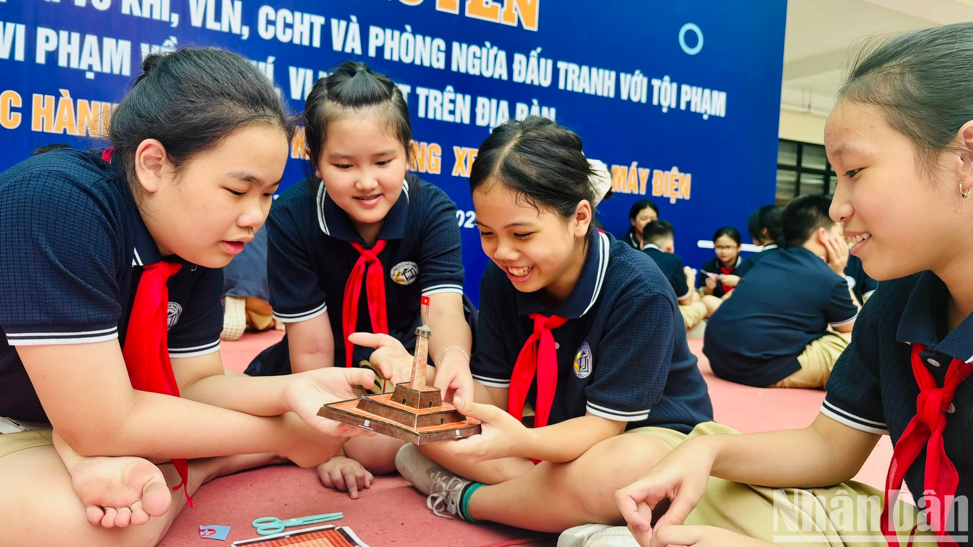L’exposition n’a pas seulement bénéficié aux habitants de la ville, mais s’est également étendue aux écoles locales, intégrant des activités interactives dans les cours pour aider les élèves à mieux comprendre et aimer Hanoï.