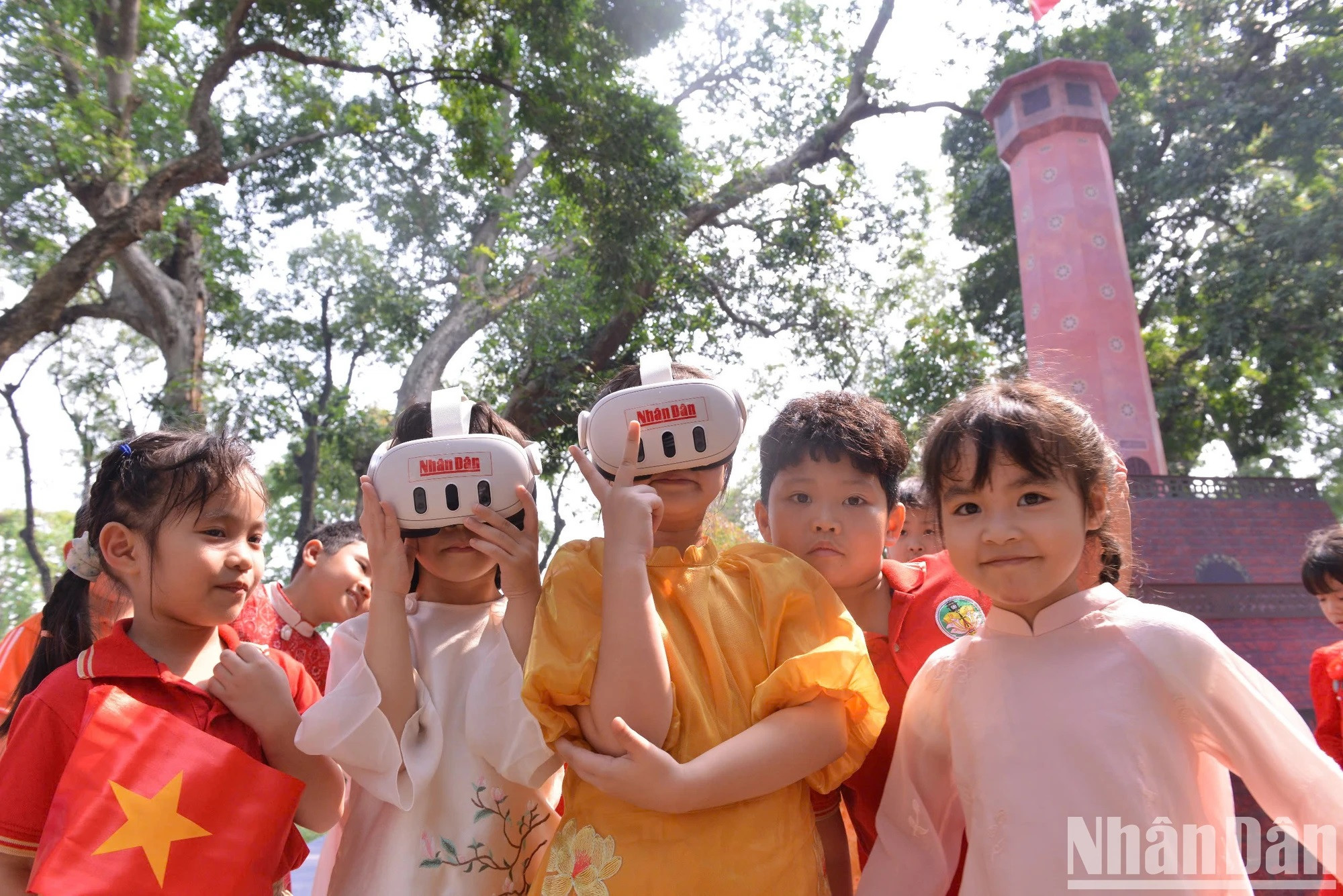 Des modèles 3D de Hanoï ont été présentés à l’aide de technologies avancées, permettant aux visiteurs de revivre des moments historiques comme l’entrée de l’armée populaire vietnamienne à Hanoï en octobre 1954.