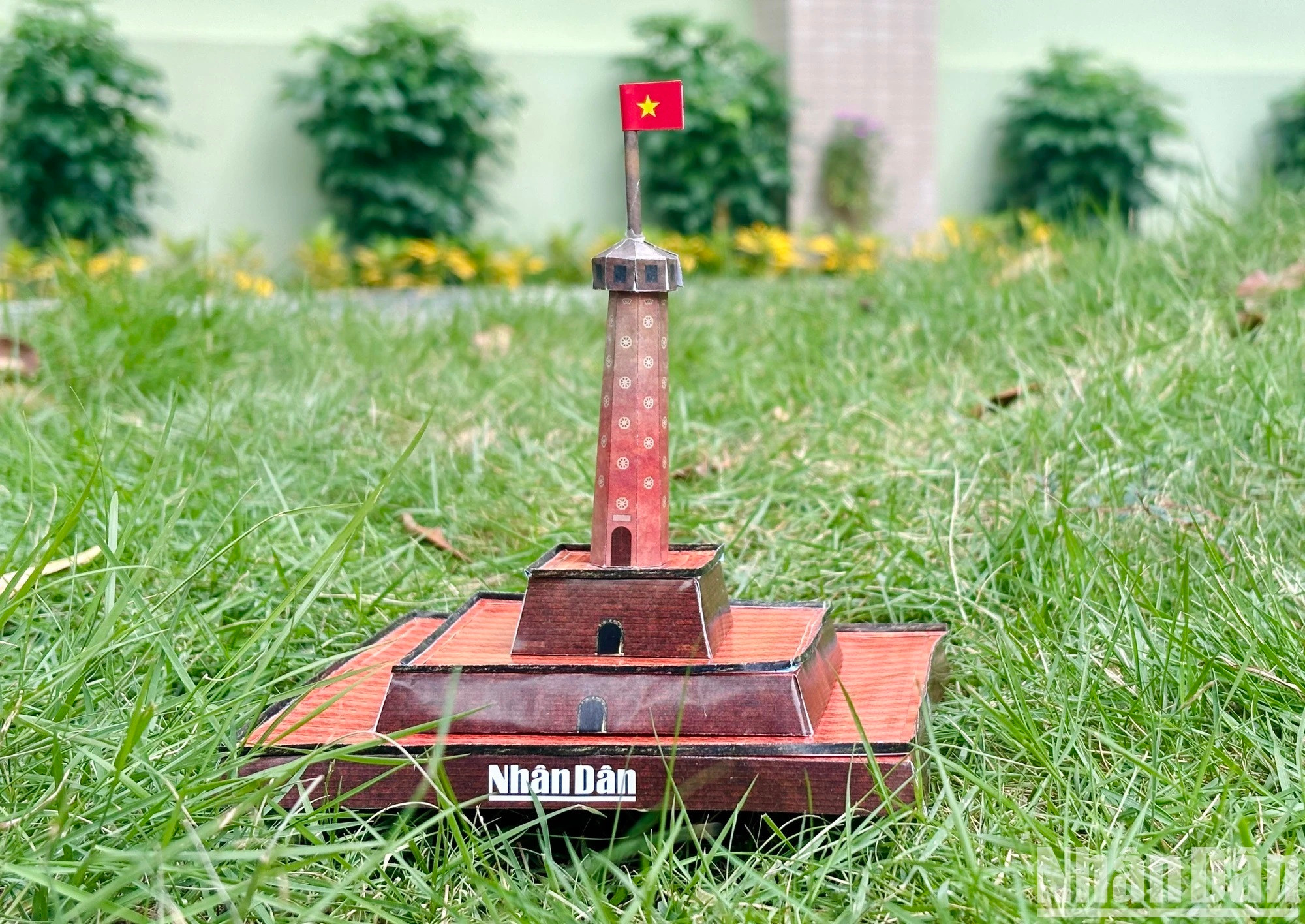 Une maquette du Drapeau de Hanoï a été réalisée par les élèves du collège Thái Thịnh (district de Dong Da, Hanoï).