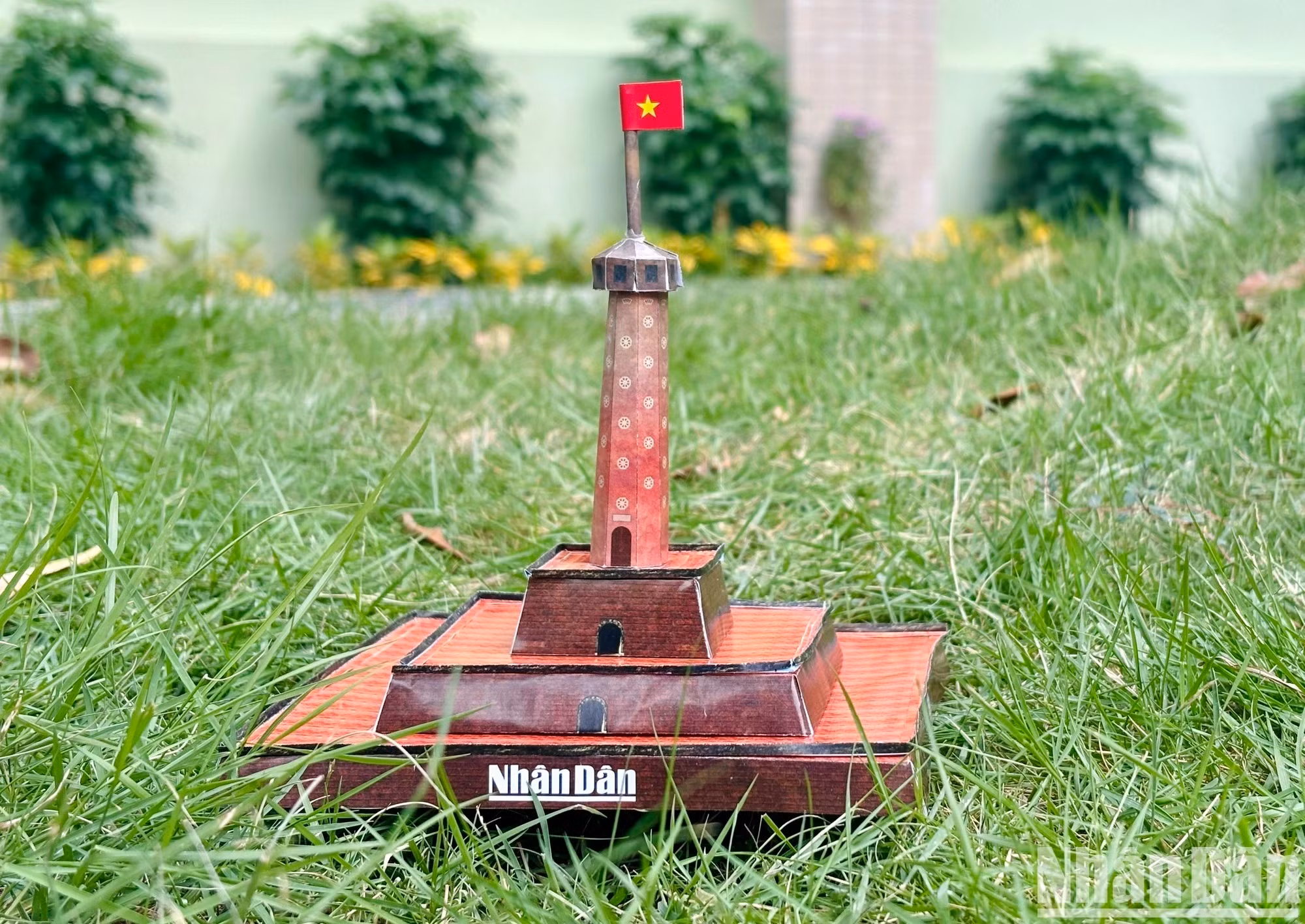 Une maquette du Drapeau de Hanoï a été réalisée par les élèves du collège Thái Thịnh (district de Dong Da, Hanoï).