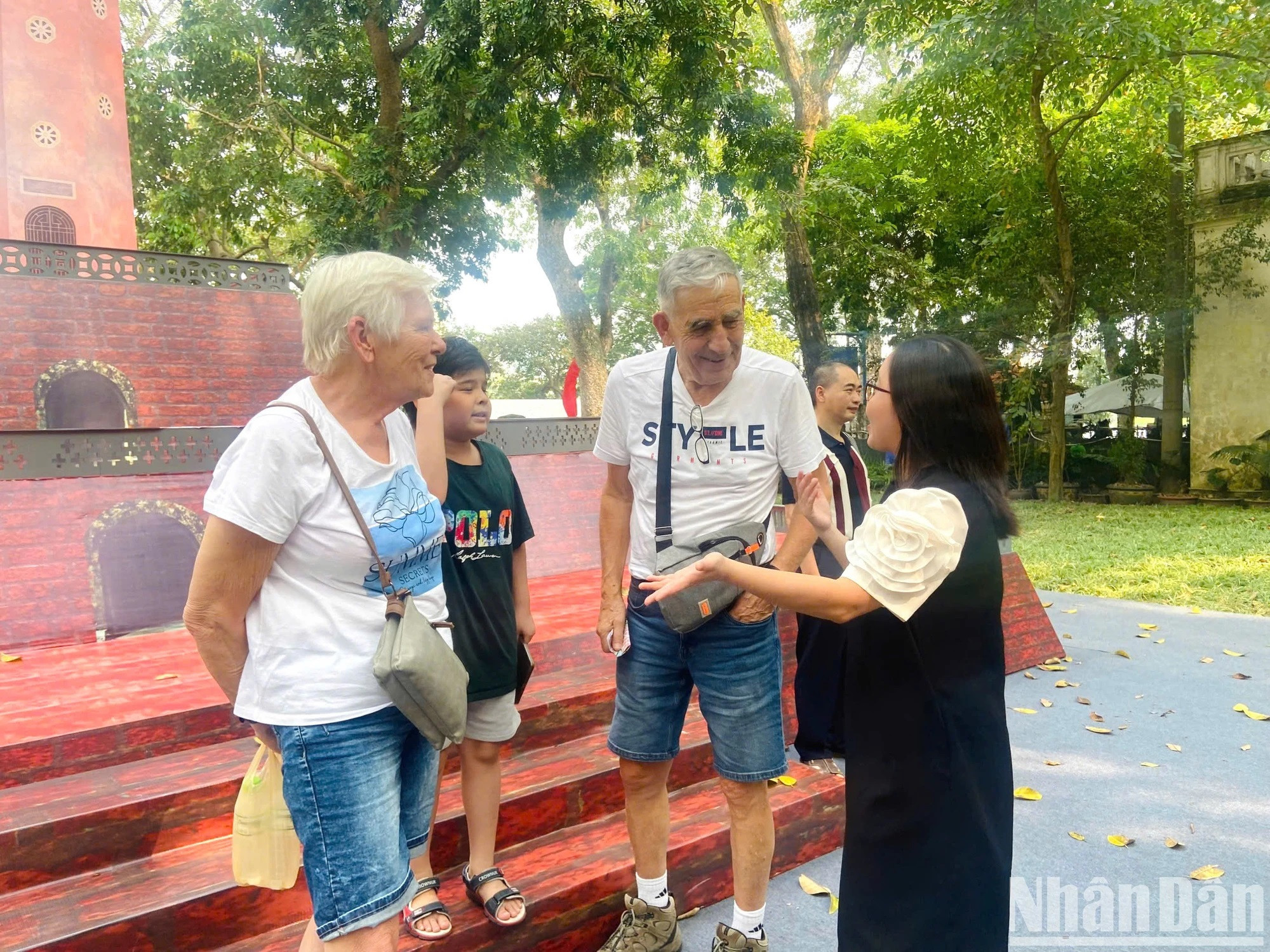 Les touristes étrangers ont été impressionnés par la manière créative dont le journal Nhân Dân a organisé l’exposition.