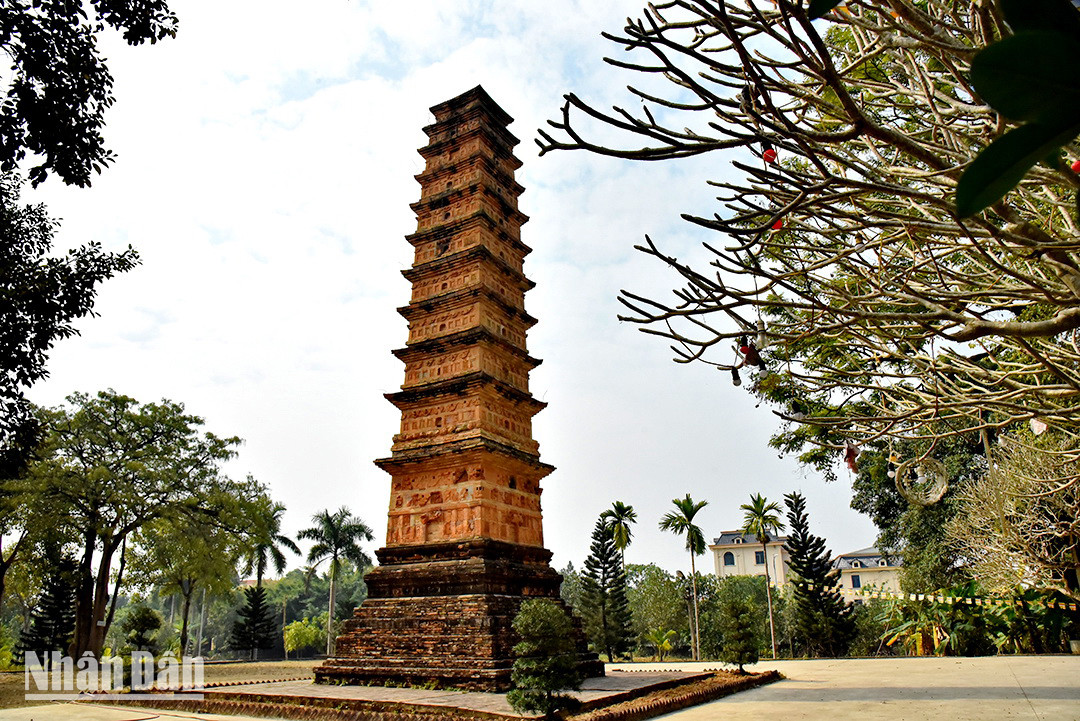 Chaque étage de la tour comporte de nombreuses rangées de briques saillantes qui servent de toit. La base de la tour comporte de nombreuses ceintures de pétales de lotus qui se chevauchent, comme si la tour était issue d’un grand lotus. Le premier étage de la tour mesure 2,27 mètres de haut et chaque côté, 3,3 m de long. Ses quatre façades sont voûtées et comportent six rectangles verticaux. Chaque base a trois cercles gravés de hauts-reliefs en forme de dragon dont le corps est courbé et repose sur une fondation en forme de marguerite. Lesquels se trouvent dans un cadre gravé de pétales de chrysanthème en forme de virgule. Ces bases en forme de dragon sont décorées de feuilles de Bodhi et de fleurs en fil en haut-relief. Le deuxième étage de la tour mesure 1,68 mètre de haut et chaque côté, 2,27 mètres de long. Il comporte une rangée de pétales de lotus soutenant les rangées de briques. Photo : Phan Anh/NDEL. Chaque étage de la tour comporte de nombreuses rangées de briques saillantes qui servent de toit. La base de la tour comporte de nombreuses ceintures de pétales de lotus qui se chevauchent, comme si la tour était issue d’un grand lotus. Le premier étage de la tour mesure 2,27 mètres de haut et chaque côté, 3,3 m de long. Ses quatre façades sont voûtées et comportent six rectangles verticaux. Chaque base a trois cercles gravés de hauts-reliefs en forme de dragon dont le corps est courbé et repose sur une fondation en forme de marguerite. Lesquels se trouvent dans un cadre gravé de pétales de chrysanthème en forme de virgule. Ces bases en forme de dragon sont décorées de feuilles de Bodhi et de fleurs en fil en haut-relief. Le deuxième étage de la tour mesure 1,68 mètre de haut et chaque côté, 2,27 mètres de long. Il comporte une rangée de pétales de lotus soutenant les rangées de briques. Photo : Phan Anh/NDEL.