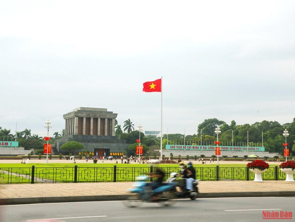 Le drapeau national flotte devant le mausolée du Président Hô Chi Minh à l'occasion de la Journée de la libération de la capitale, un anniversaire sacré pour tout le pays. Le drapeau national flotte devant le mausolée du Président Hô Chi Minh à l'occasion de la Journée de la libération de la capitale, un anniversaire sacré pour tout le pays.