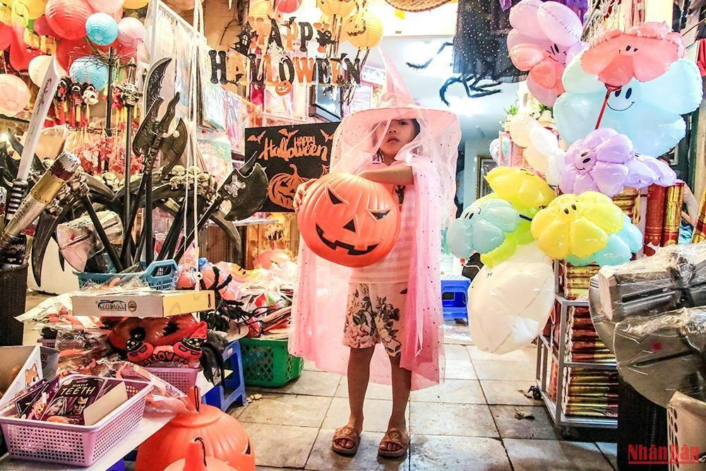 Les enfants sont heureux lorsque leurs parents leur achètent des jouets d’Halloween. Les enfants sont heureux lorsque leurs parents leur achètent des jouets d’Halloween.