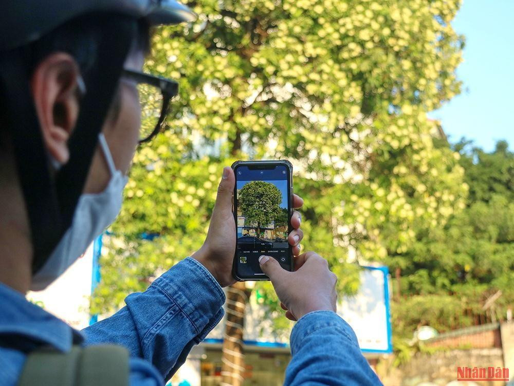 Un habitant prend des photos pour mémoriser les plus beaux moments de l’automne.