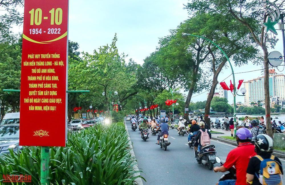 Des drapeaux rouges à l’étoile d’or et des fleurs de couleurs vives dominent la plupart des rues de Hanoï. Des drapeaux rouges à l’étoile d’or et des fleurs de couleurs vives dominent la plupart des rues de Hanoï.