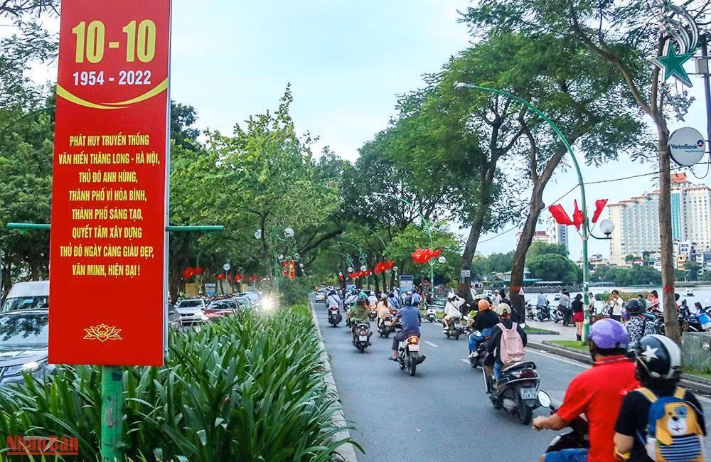 Des drapeaux rouges à l’étoile d’or et des fleurs de couleurs vives dominent la plupart des rues de Hanoï.
